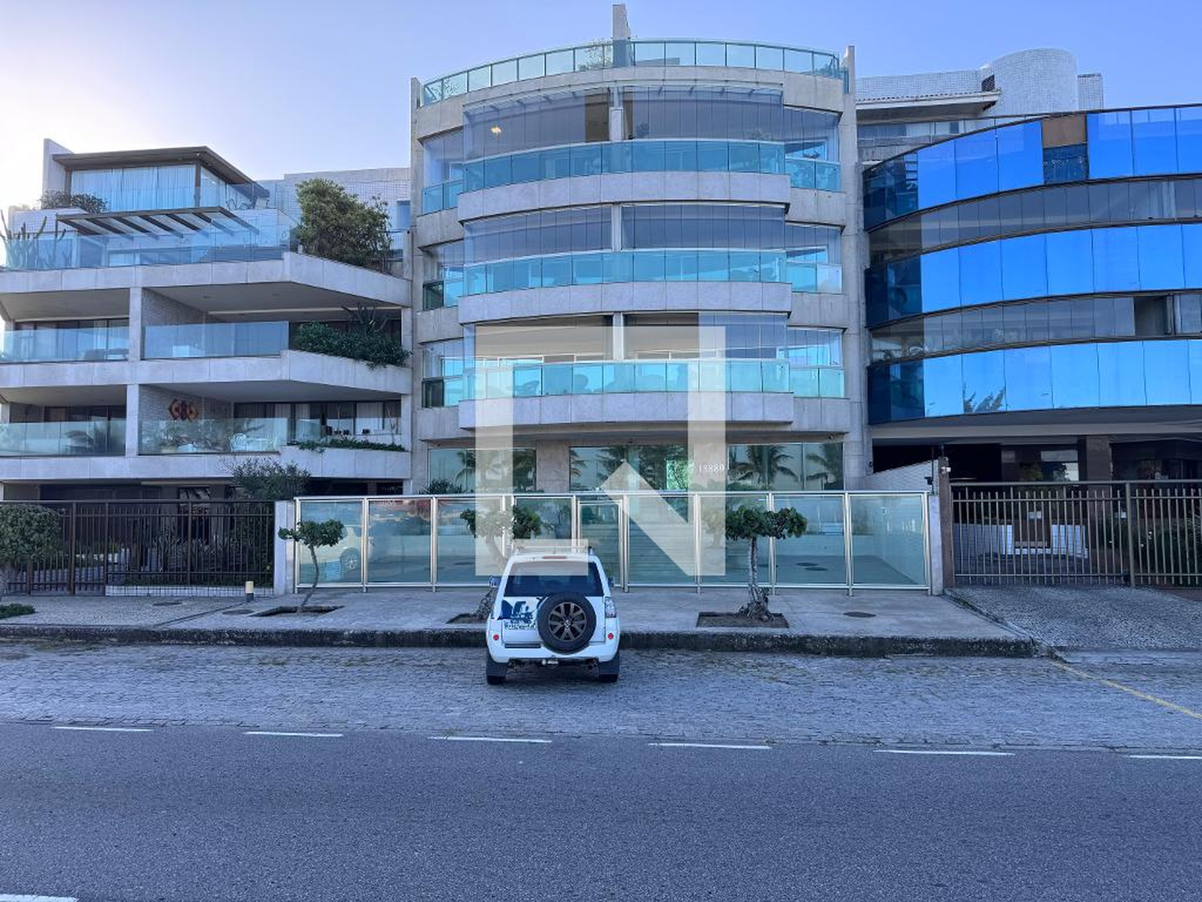 Fachada Condomínio em Avenida Lúcio Costa, 15880