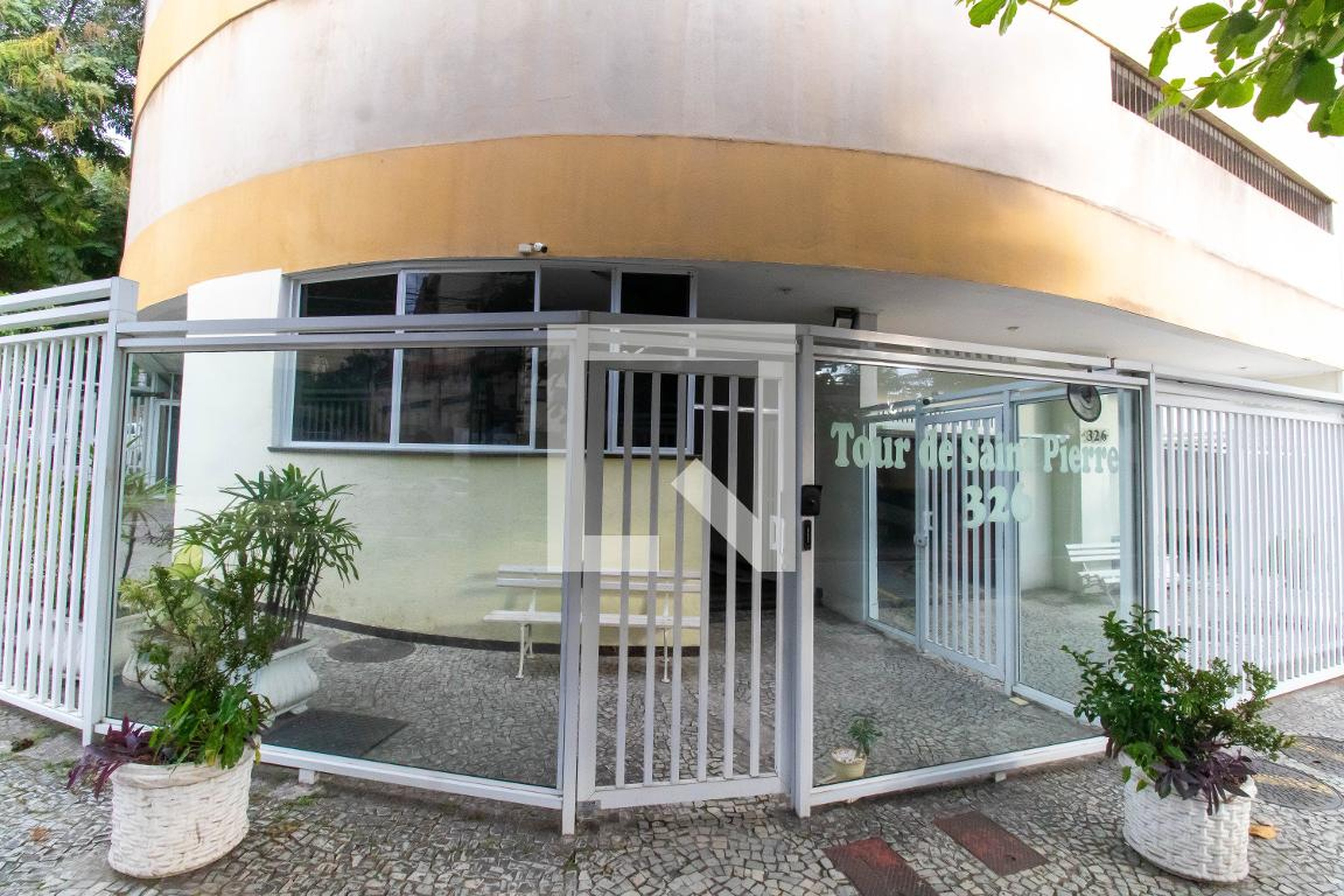 Fachada Condomínio Tour de Saint Pierre