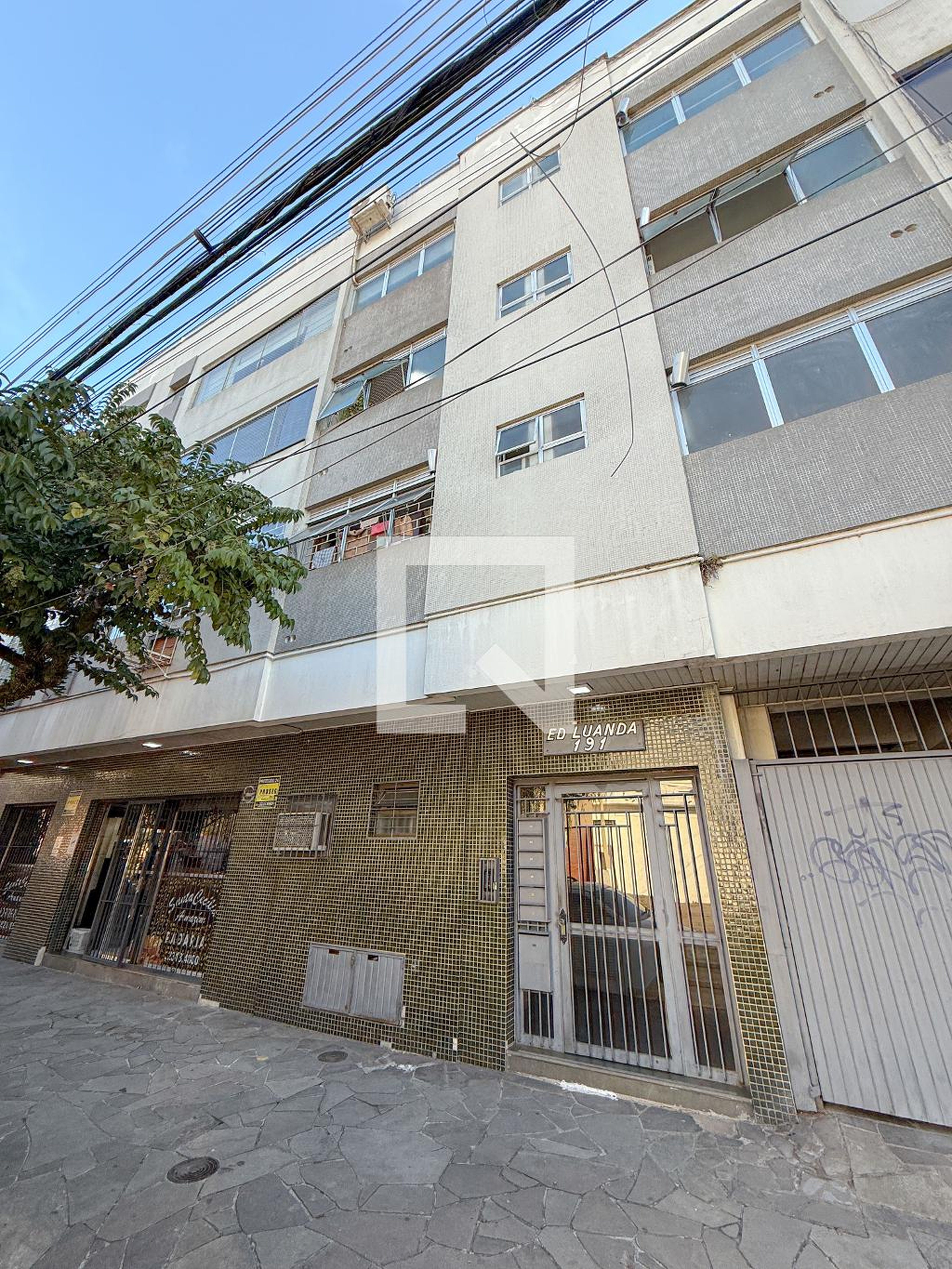 Fachada Condomínio em Rua João Guimarães, 191