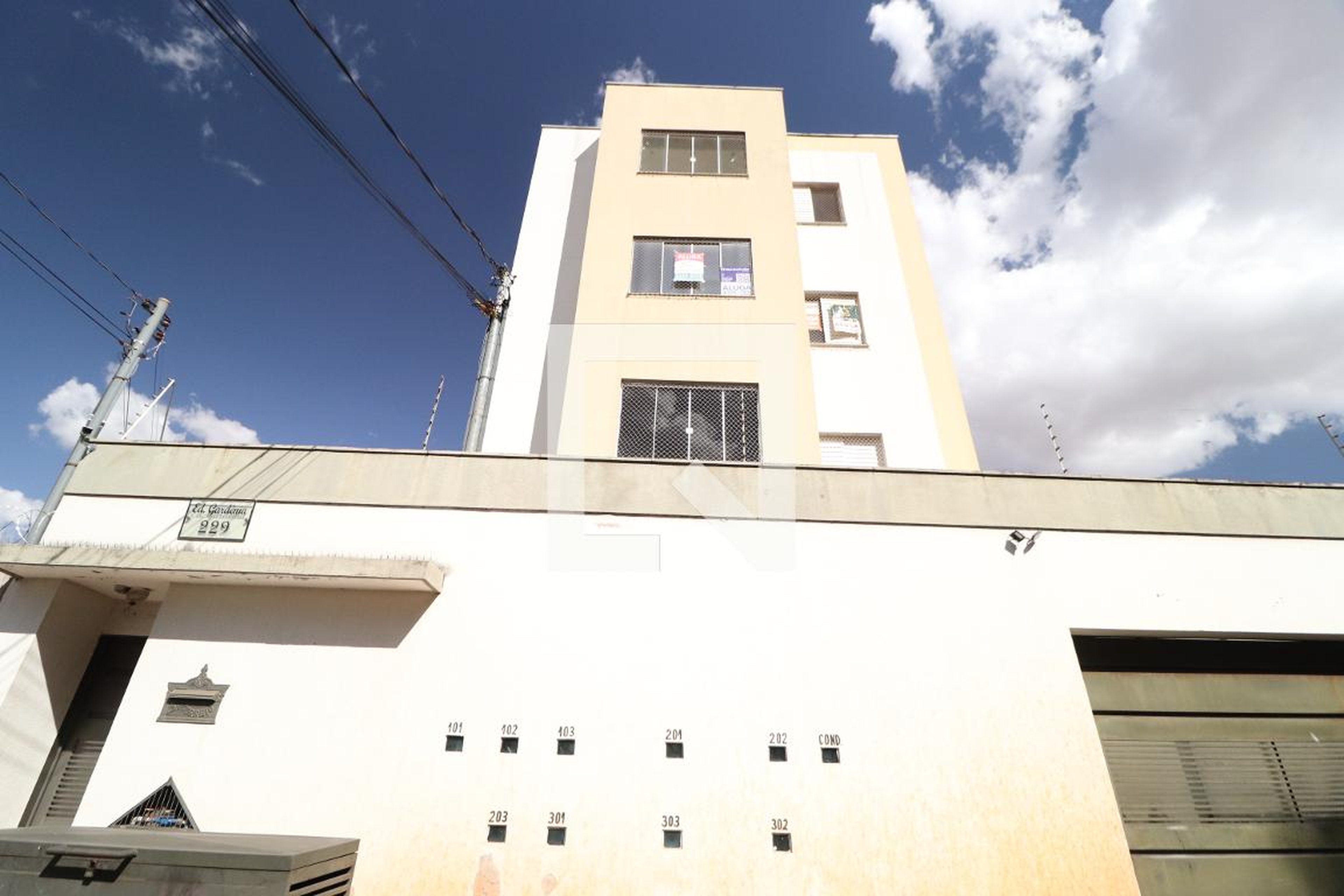 Fachada Condomínio em Rua Márcio Ribeiro da Silva, 229