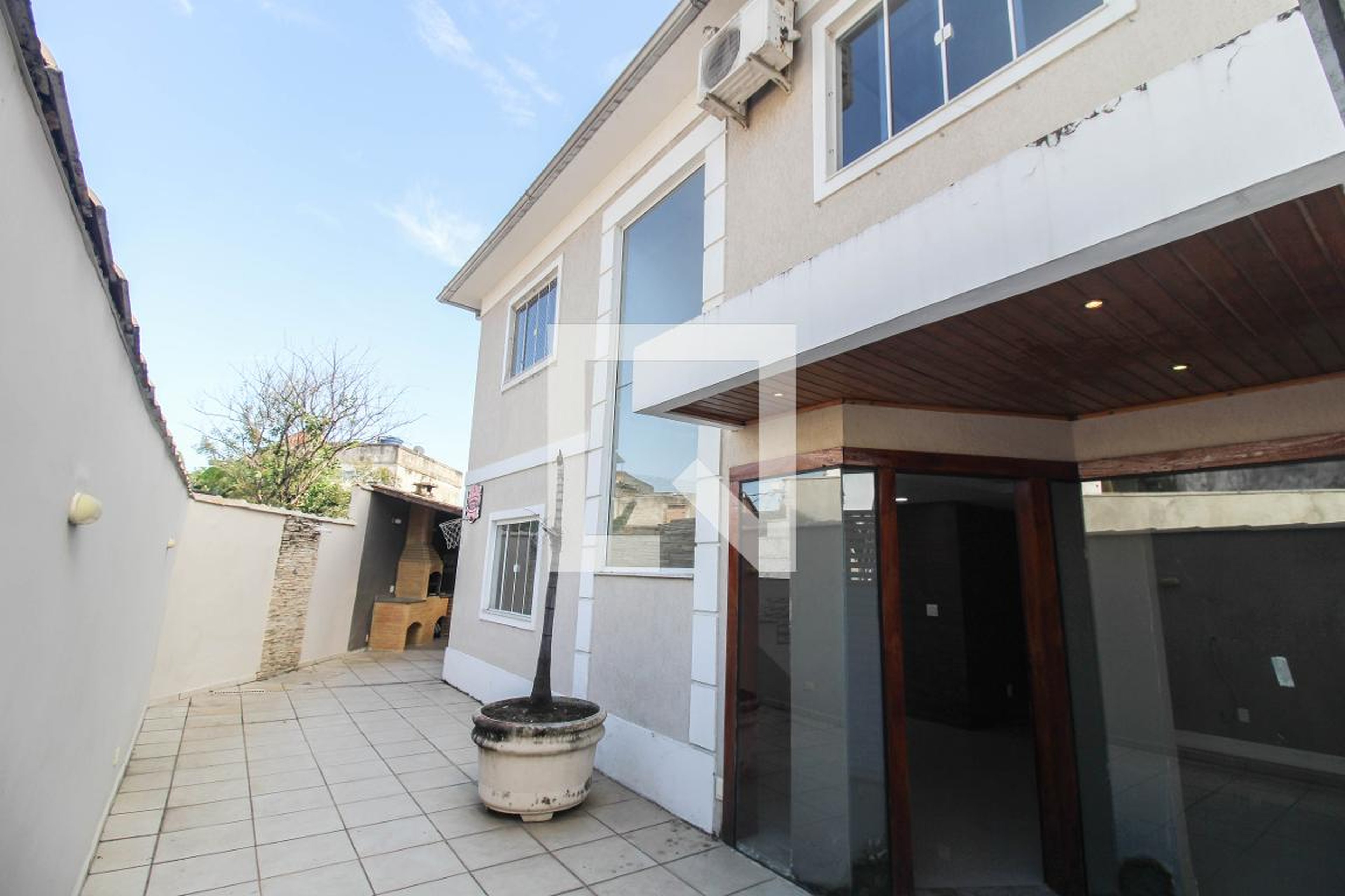 Fachada Condomínio em Rua Semíramis, 297