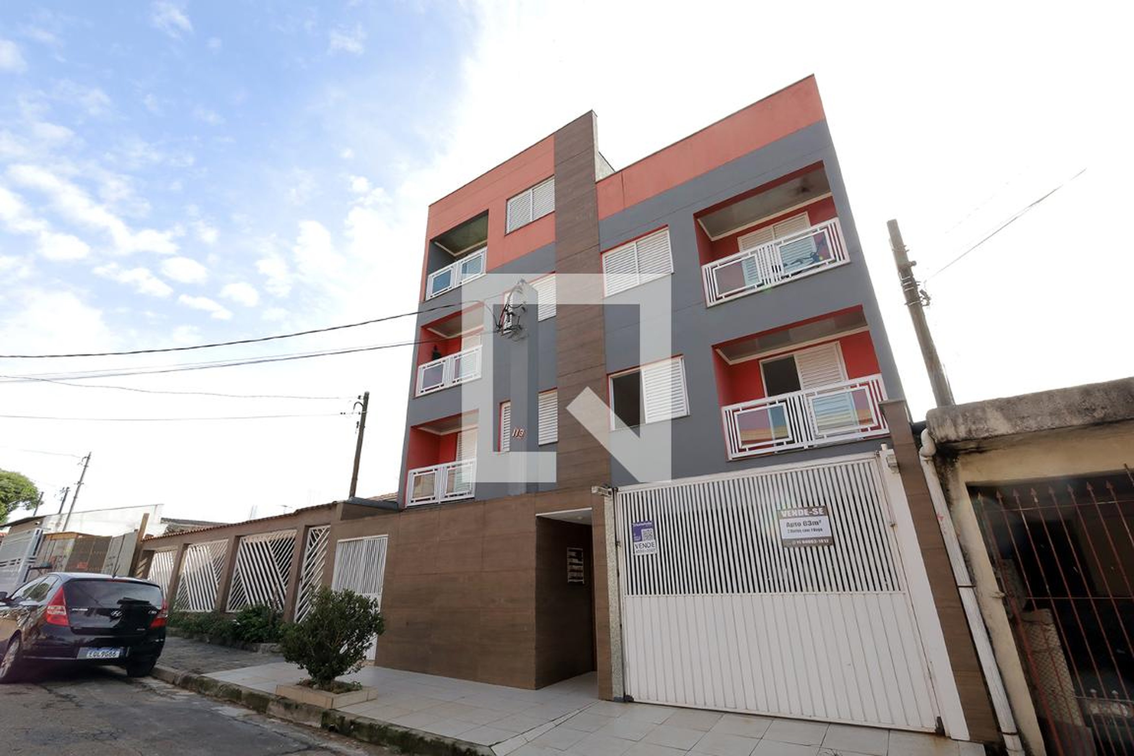 Fachada Condomínio em Rua Francisco Antônio Peixoto Gômide, 113