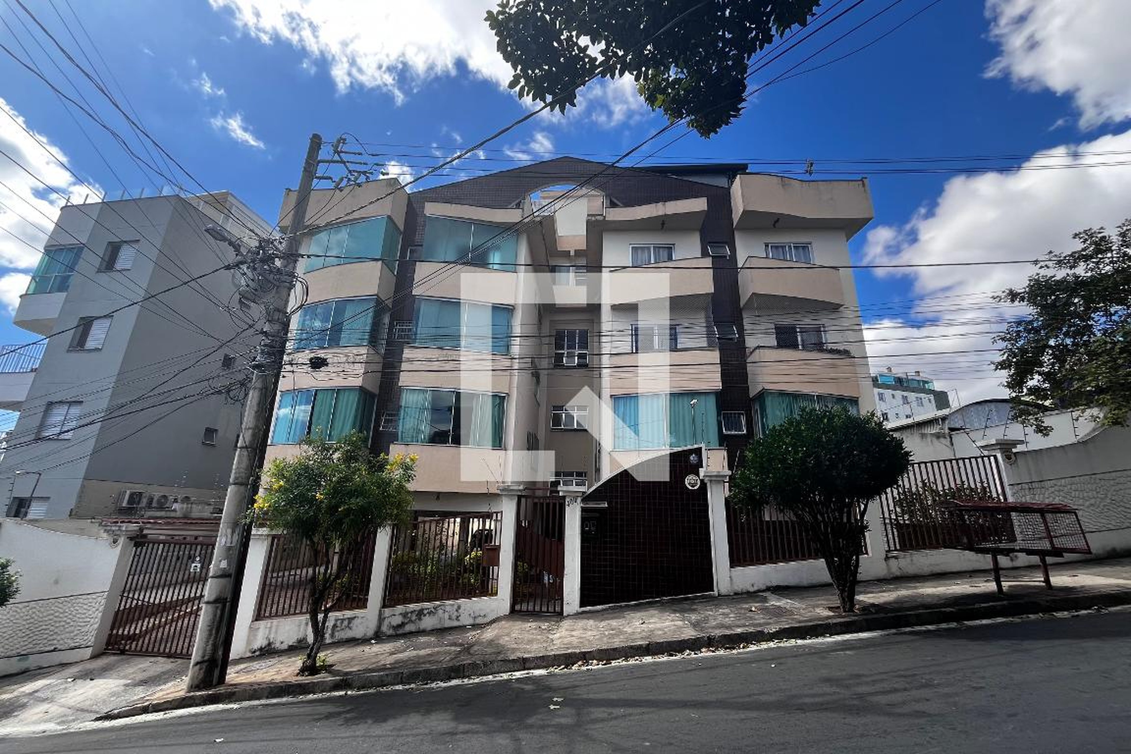 Fachada Condomínio em Rua Laura Brito Farias, 400