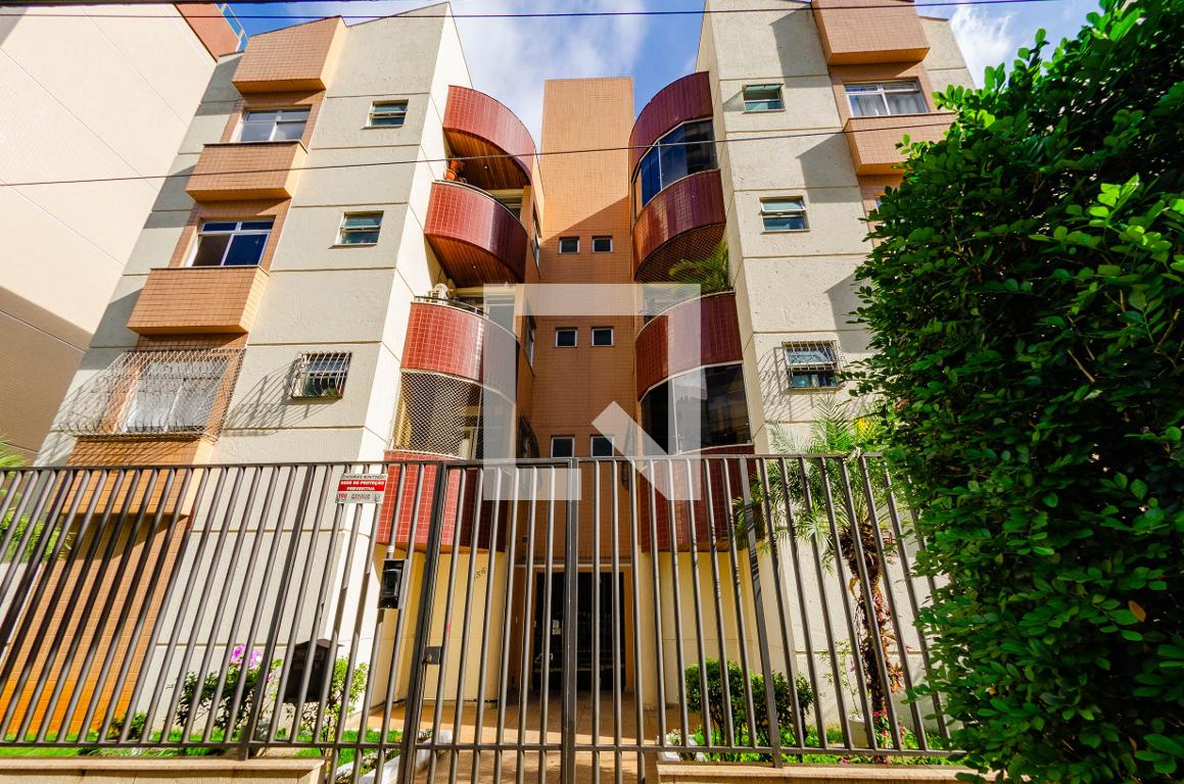 Fachada Condomínio em Rua Tereza Mota Valadares, 456