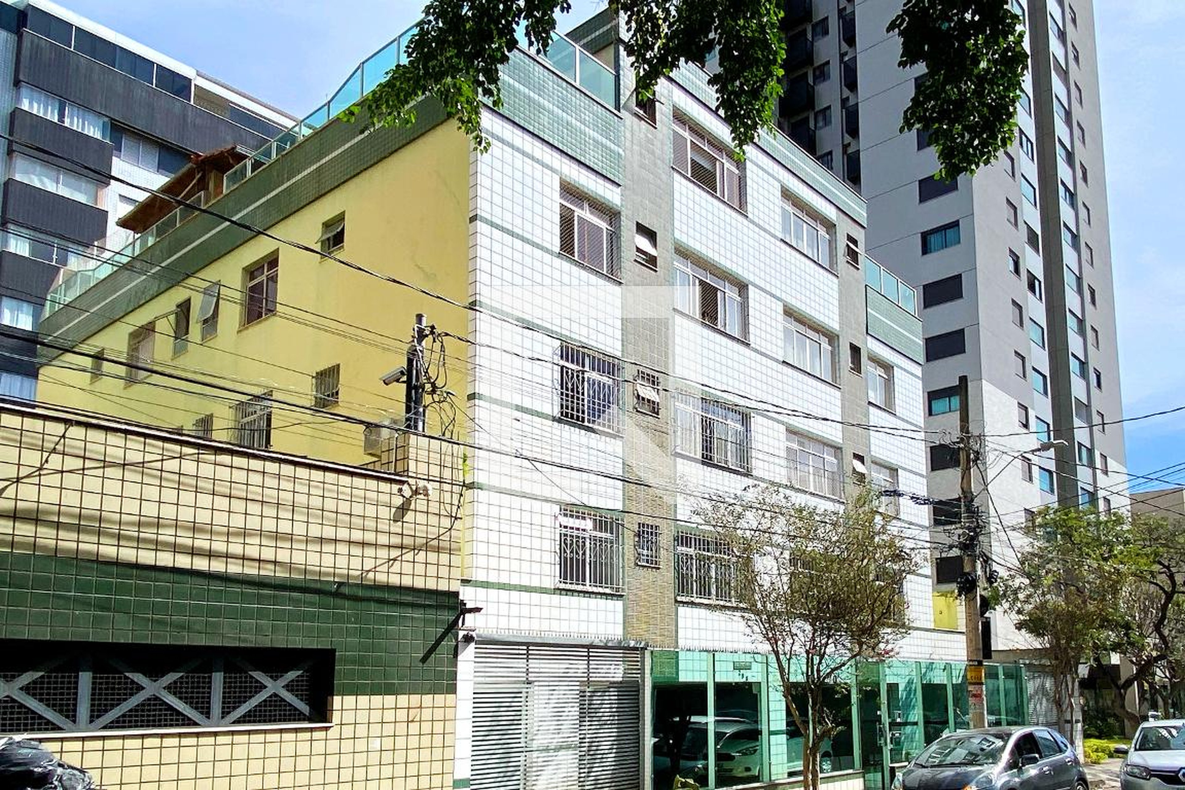 Fachada Condomínio em Rua Flor de Guambé, 206