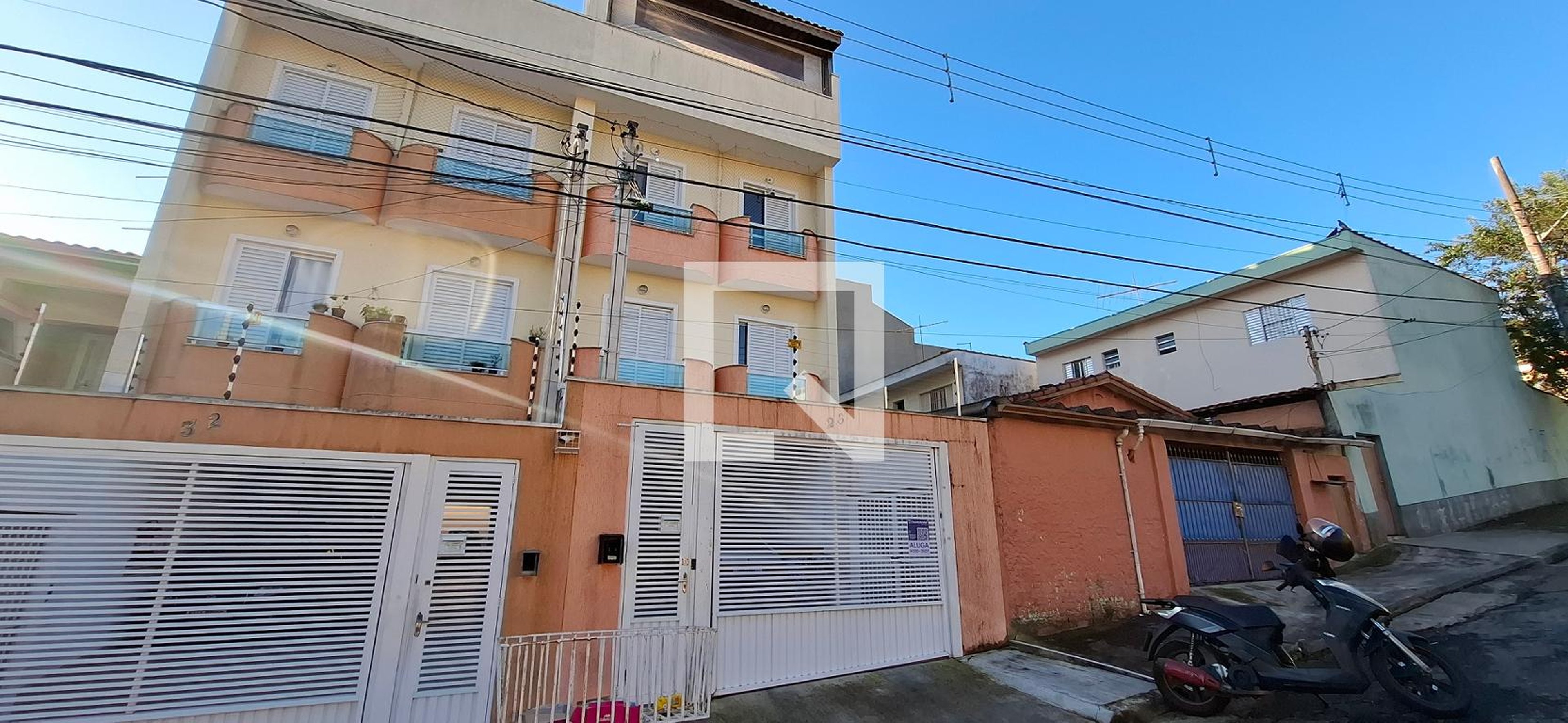 Fachada Condomínio em Travessa das Verbenas, 28