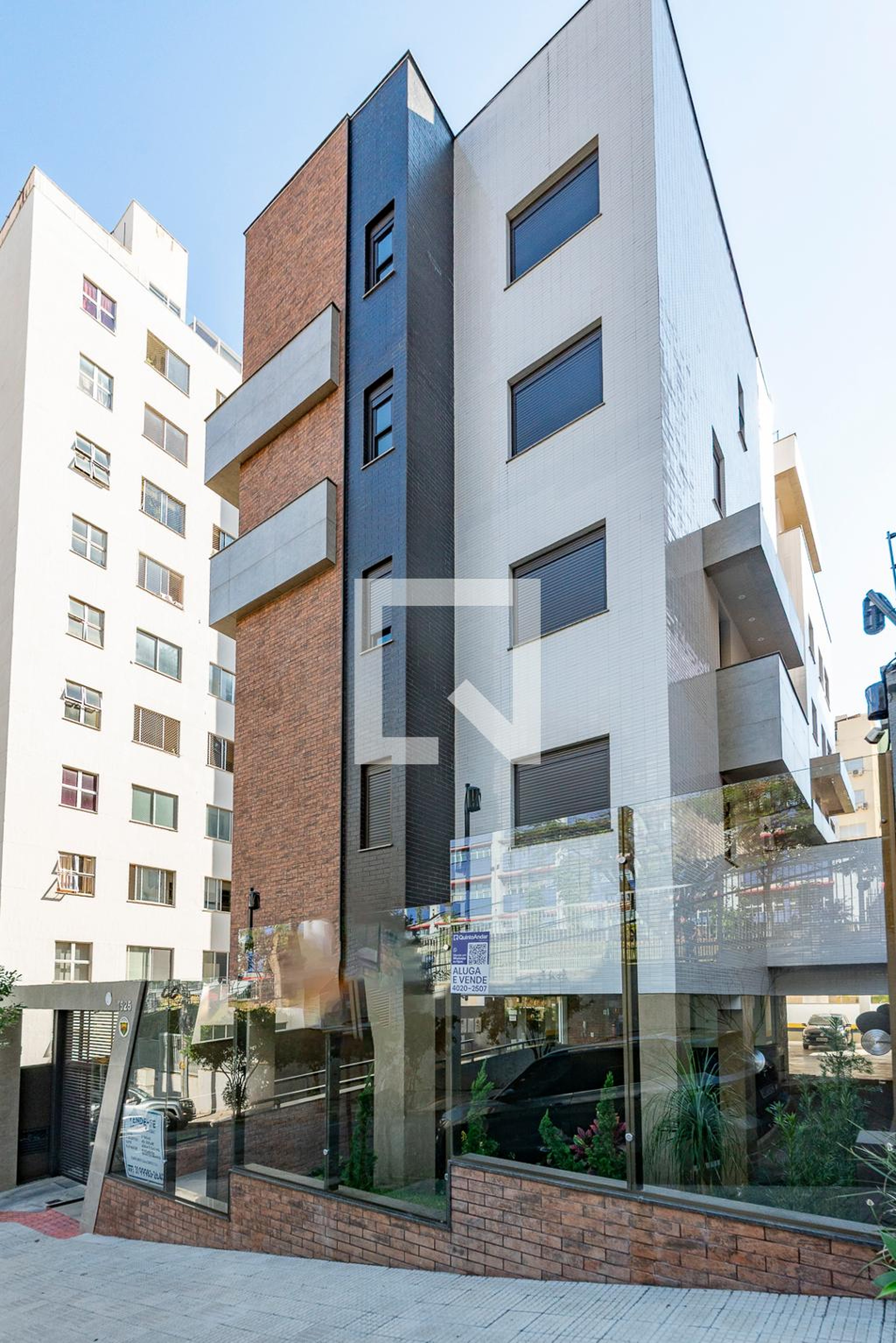 Fachada Condomínio em Rua Daniel de Carvalho, 1525