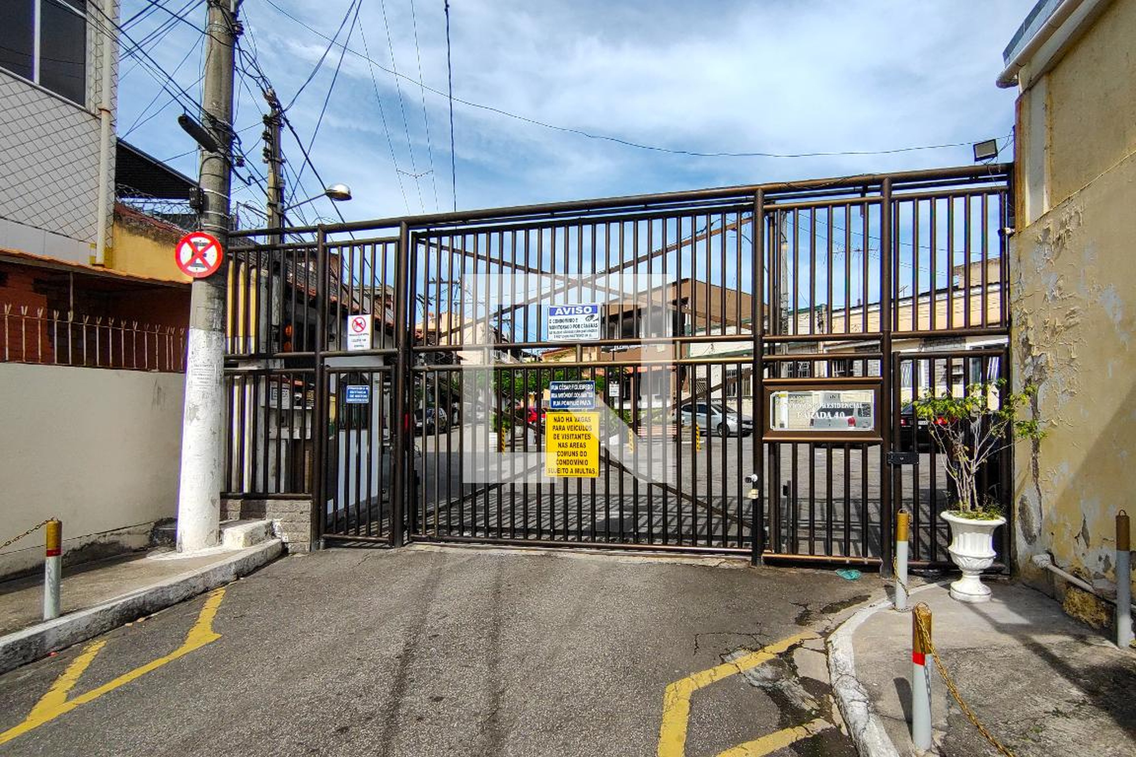 Fachada do condomínio Condomínio em Travessa Pompílio Paiva, 75