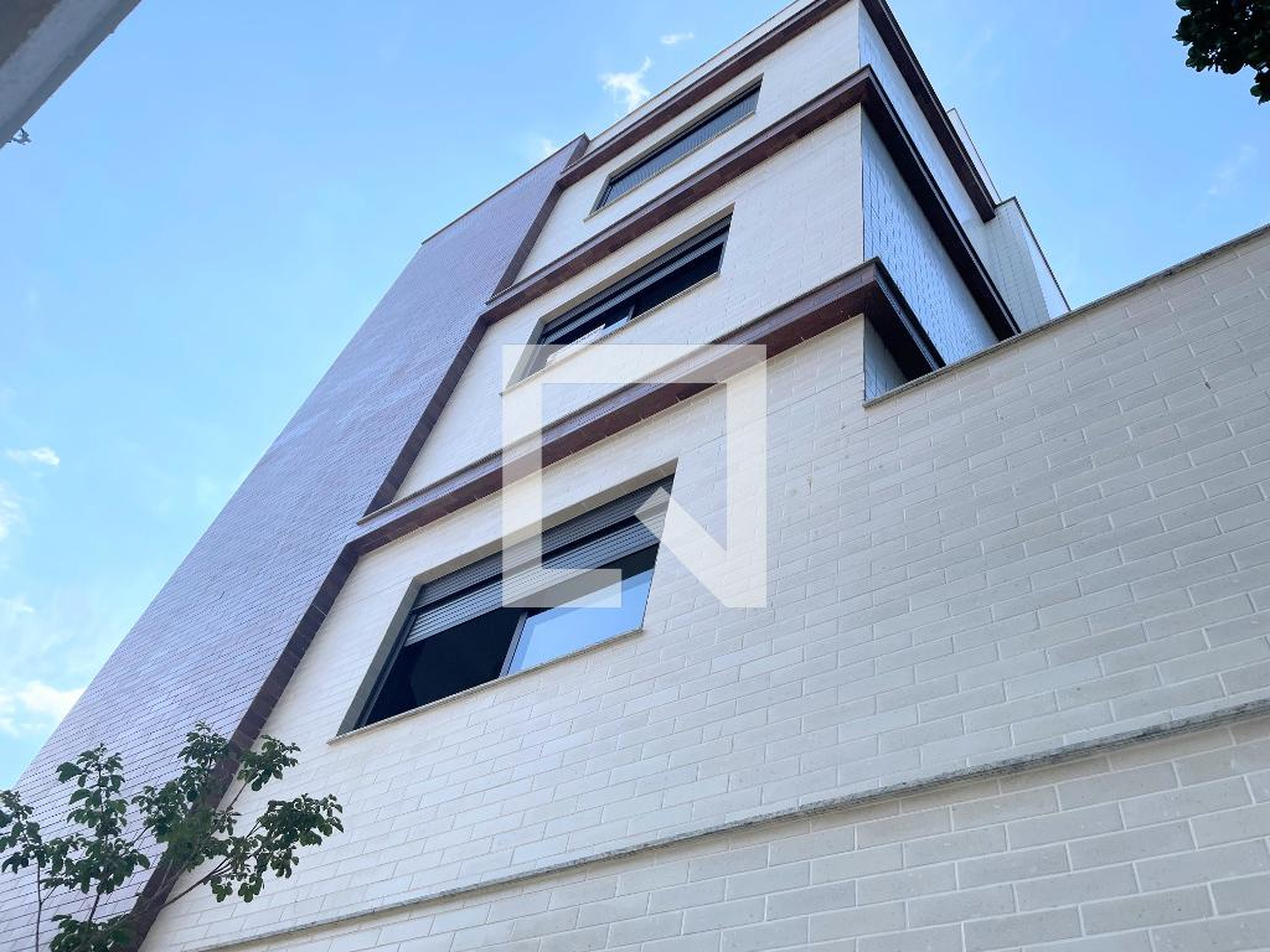 Fachada Condomínio em Rua Custódio de Melo, 86