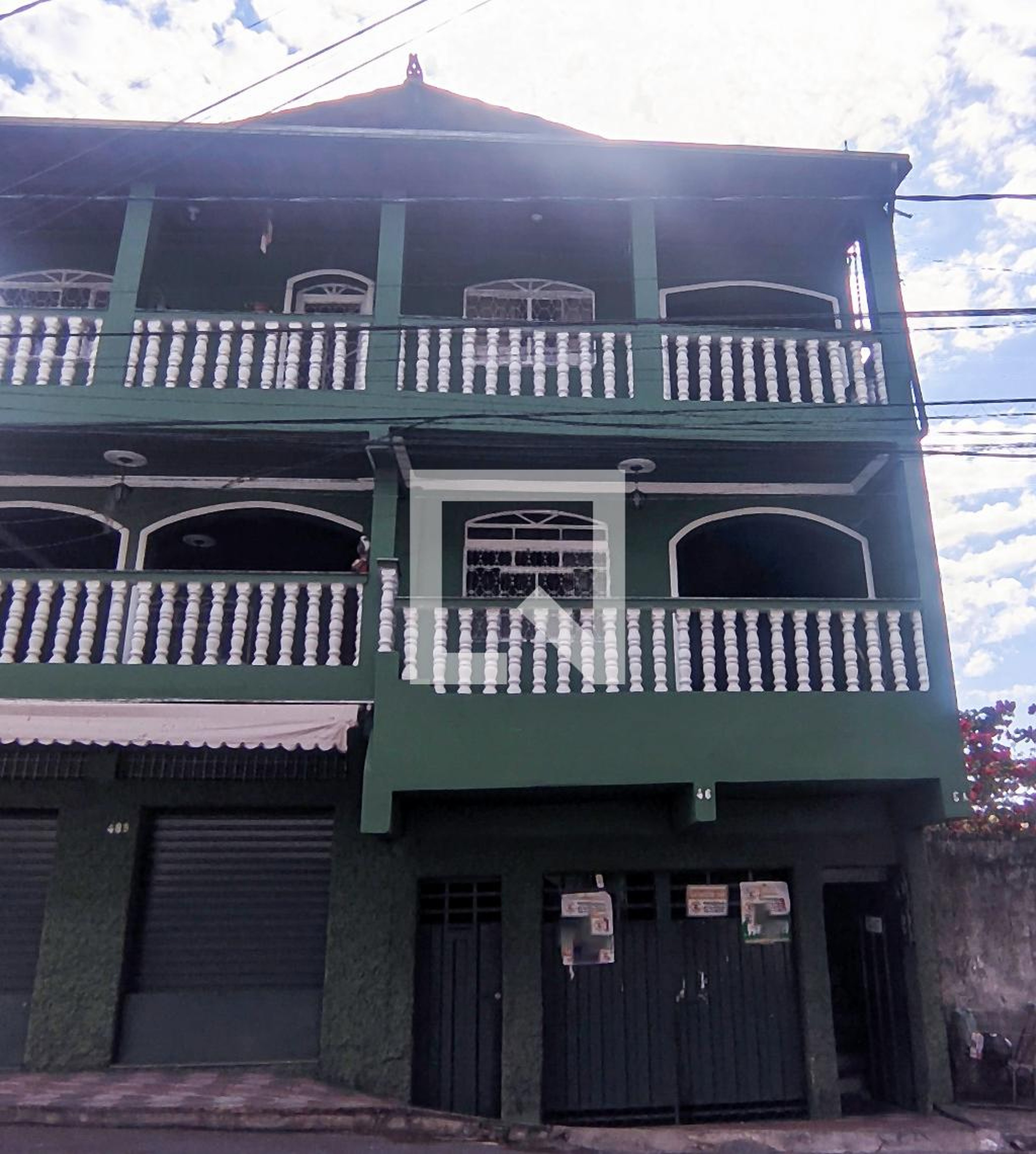 Fachada Condomínio em Rua Álvaro Oliveira Roxo, 46