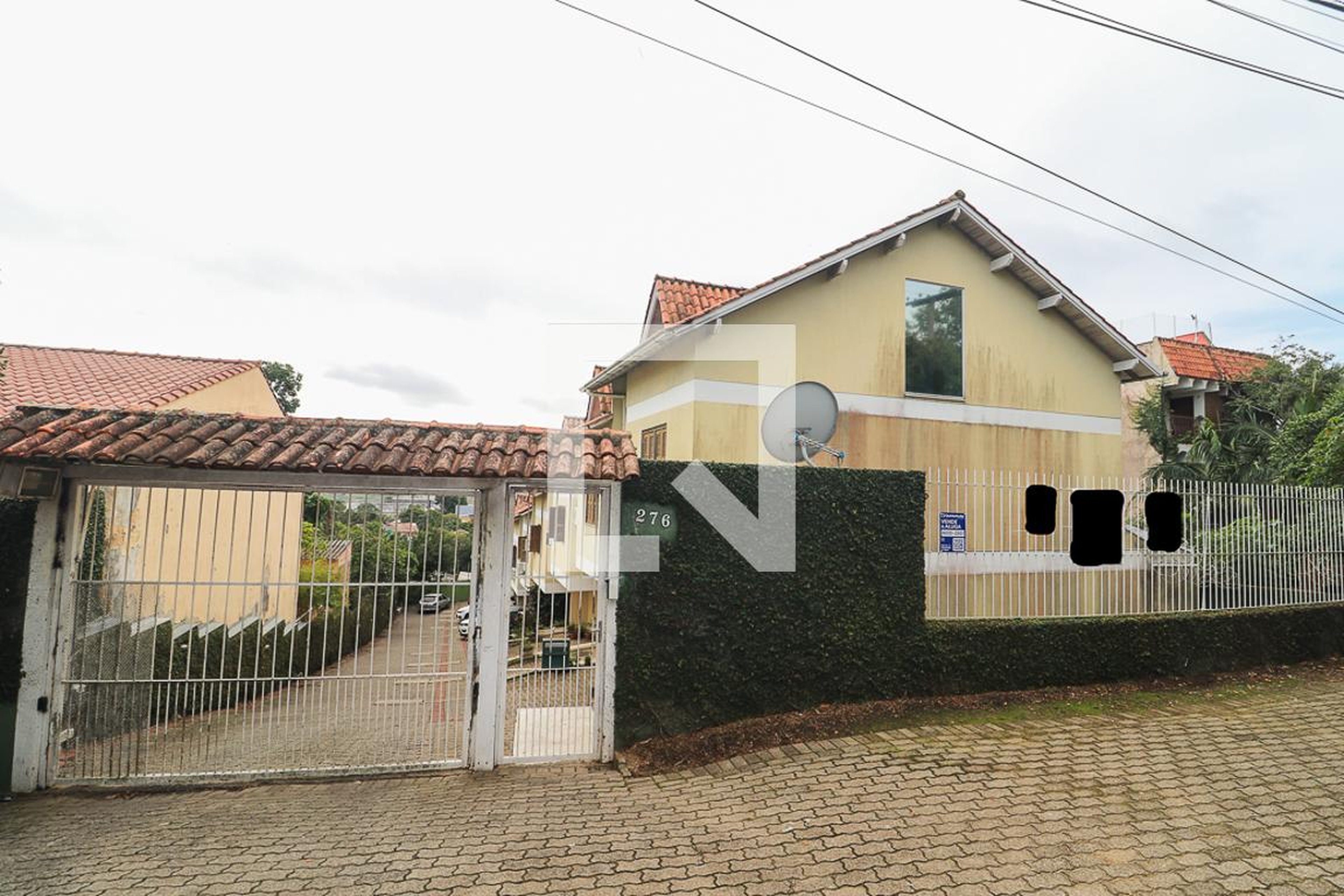 Fachada Condomínio em Rua Monte Flôr, 276