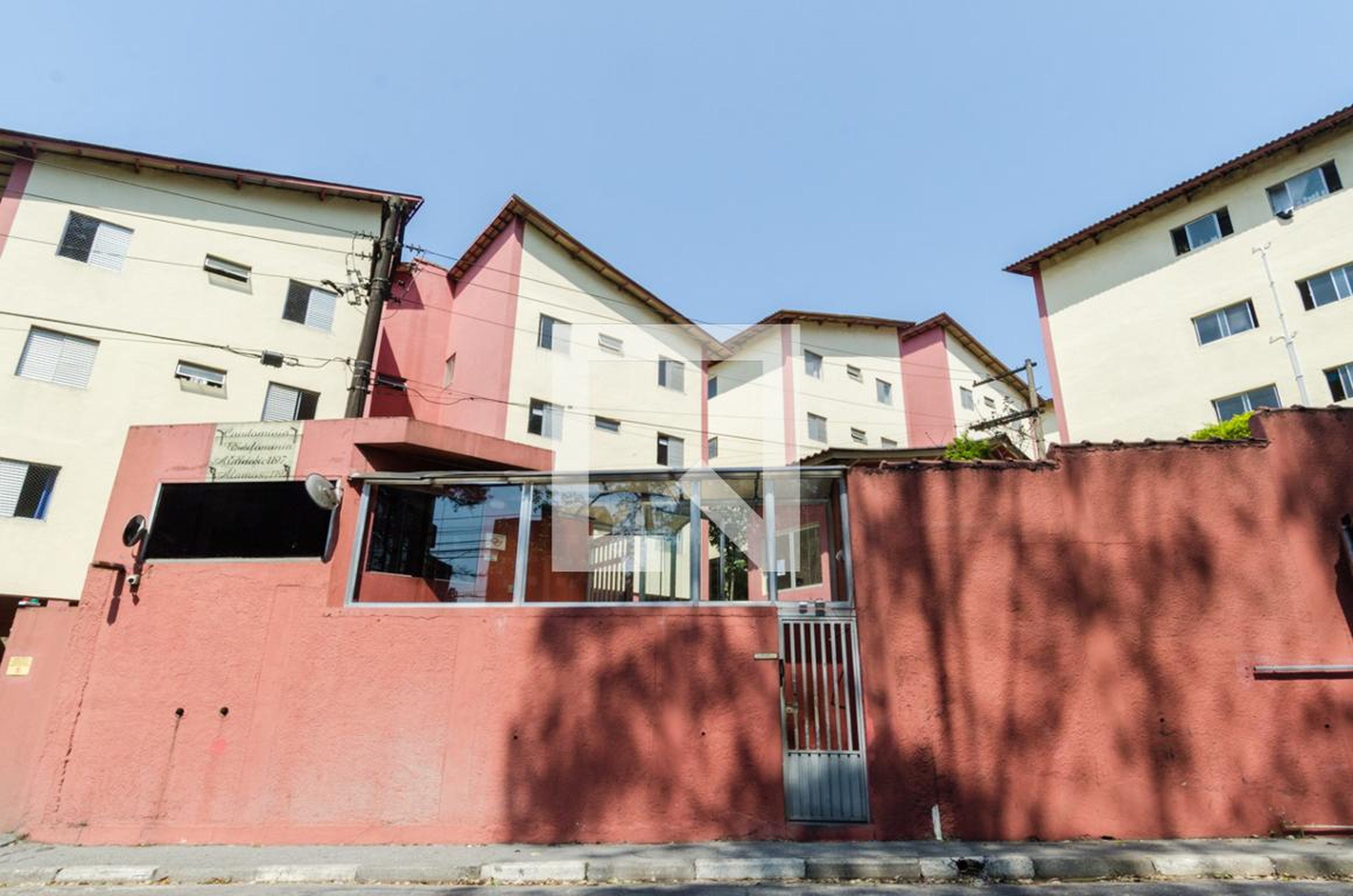 Fachada do Condomínio Condomínio Alamos