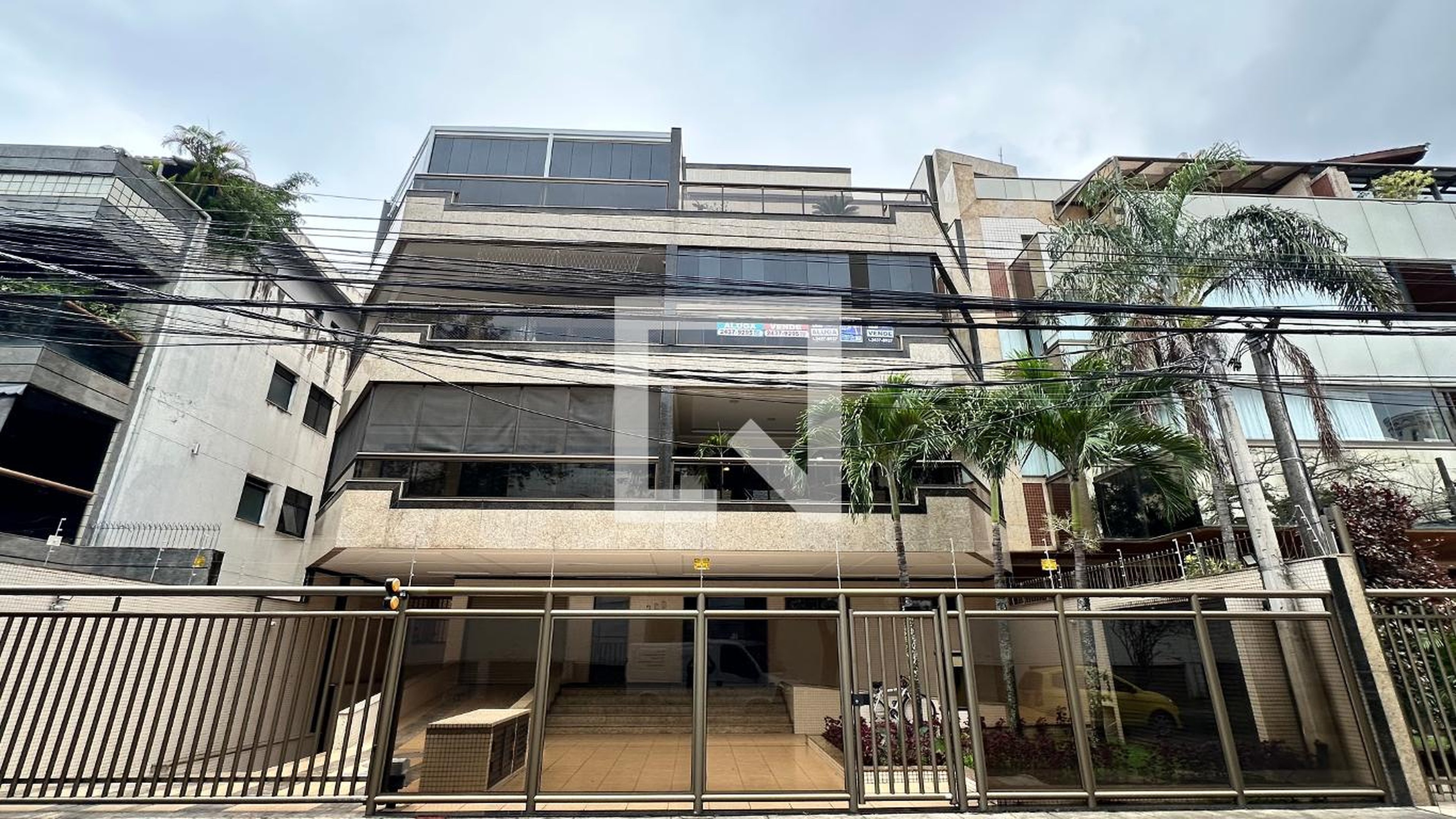 Fachada Condomínio em Rua Antônio Maroun, 200