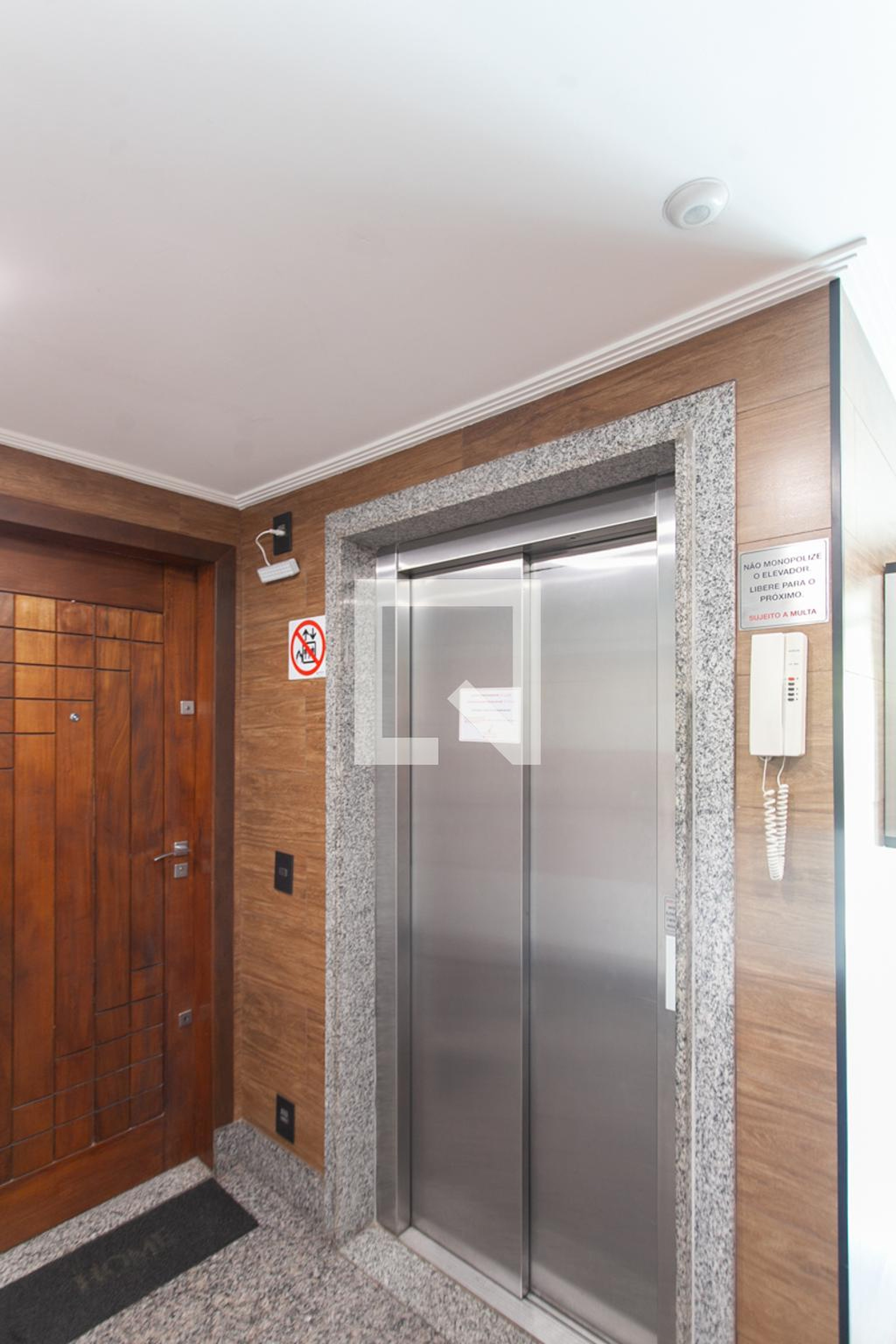 Elevador - Rua Francisca Santos Anastácia, 955