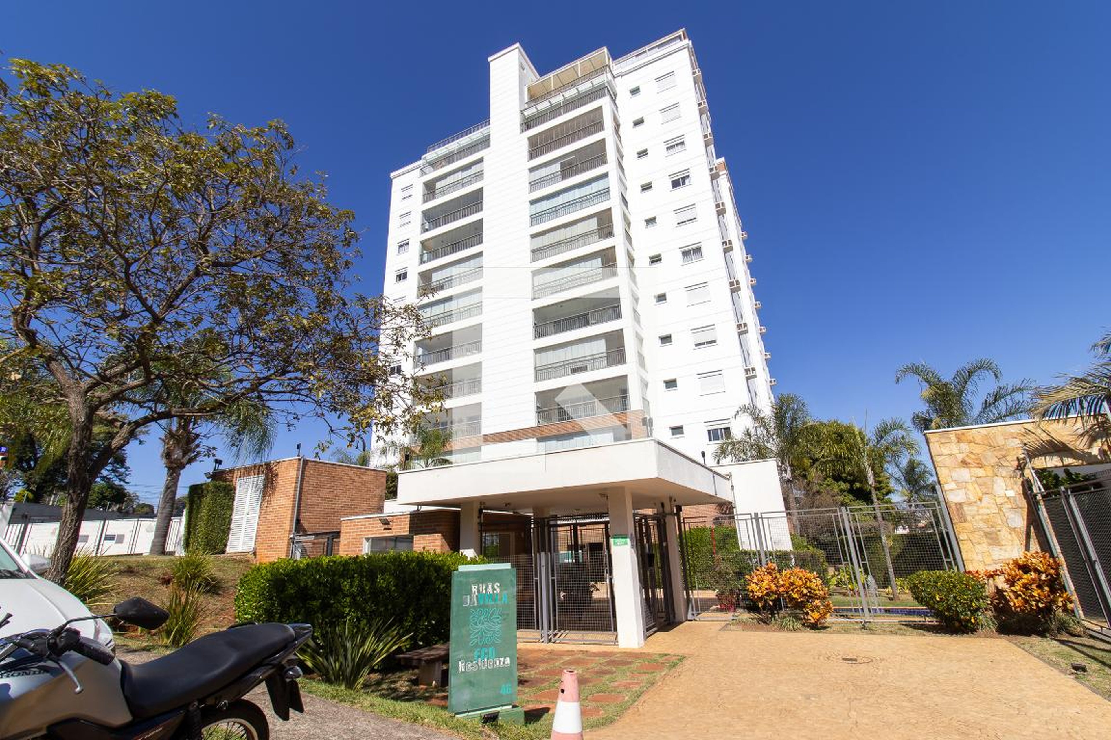 Fachada Condomínio em Rua Thereza Mazzoni Breviglieri, 46