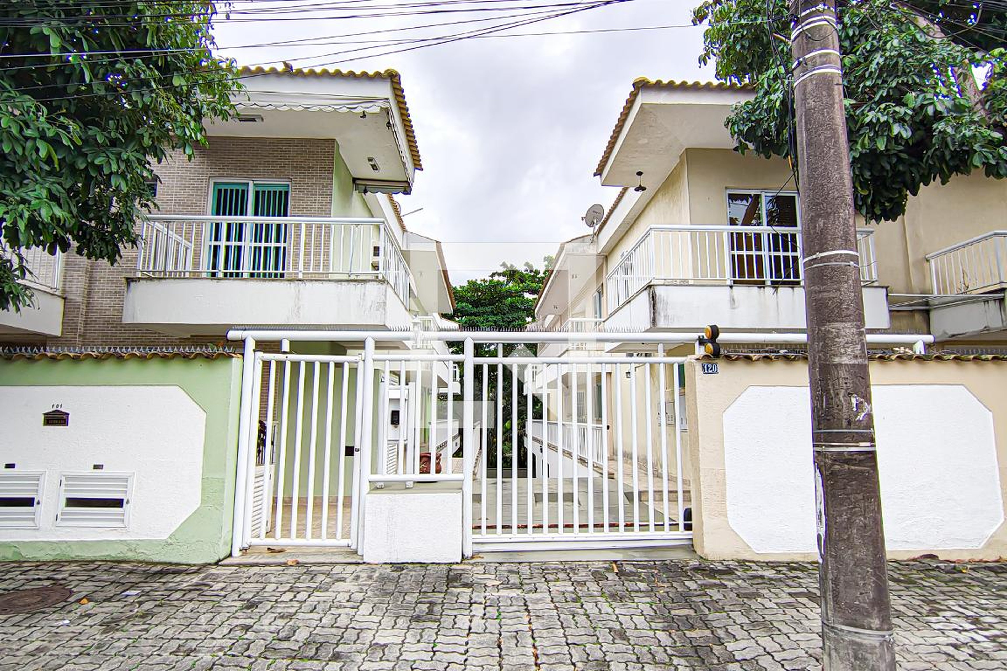Fachada Condomínio em Rua Ademar Gonzaga, 120