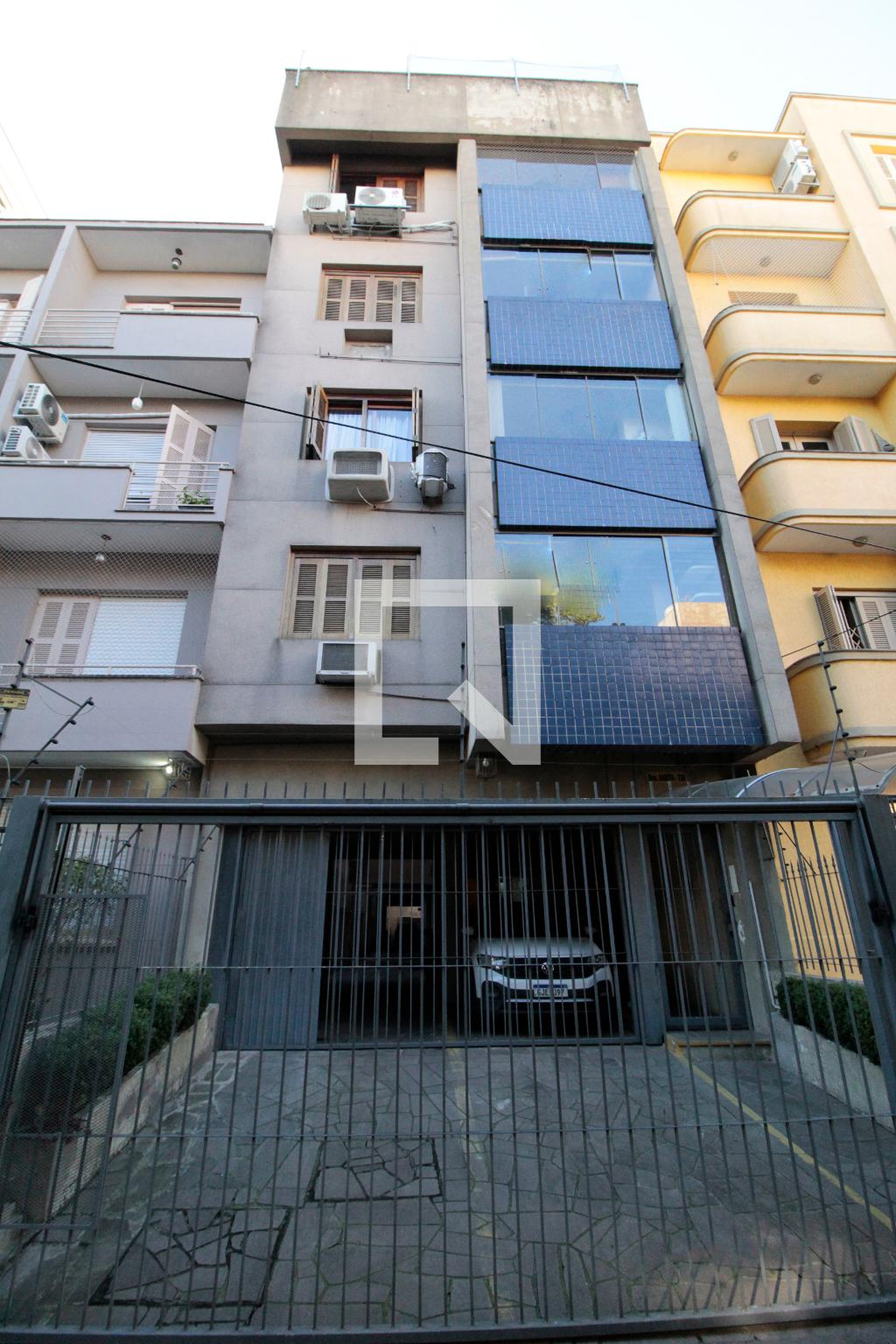 Fachada Condomínio em Rua Henrique Dias, 226