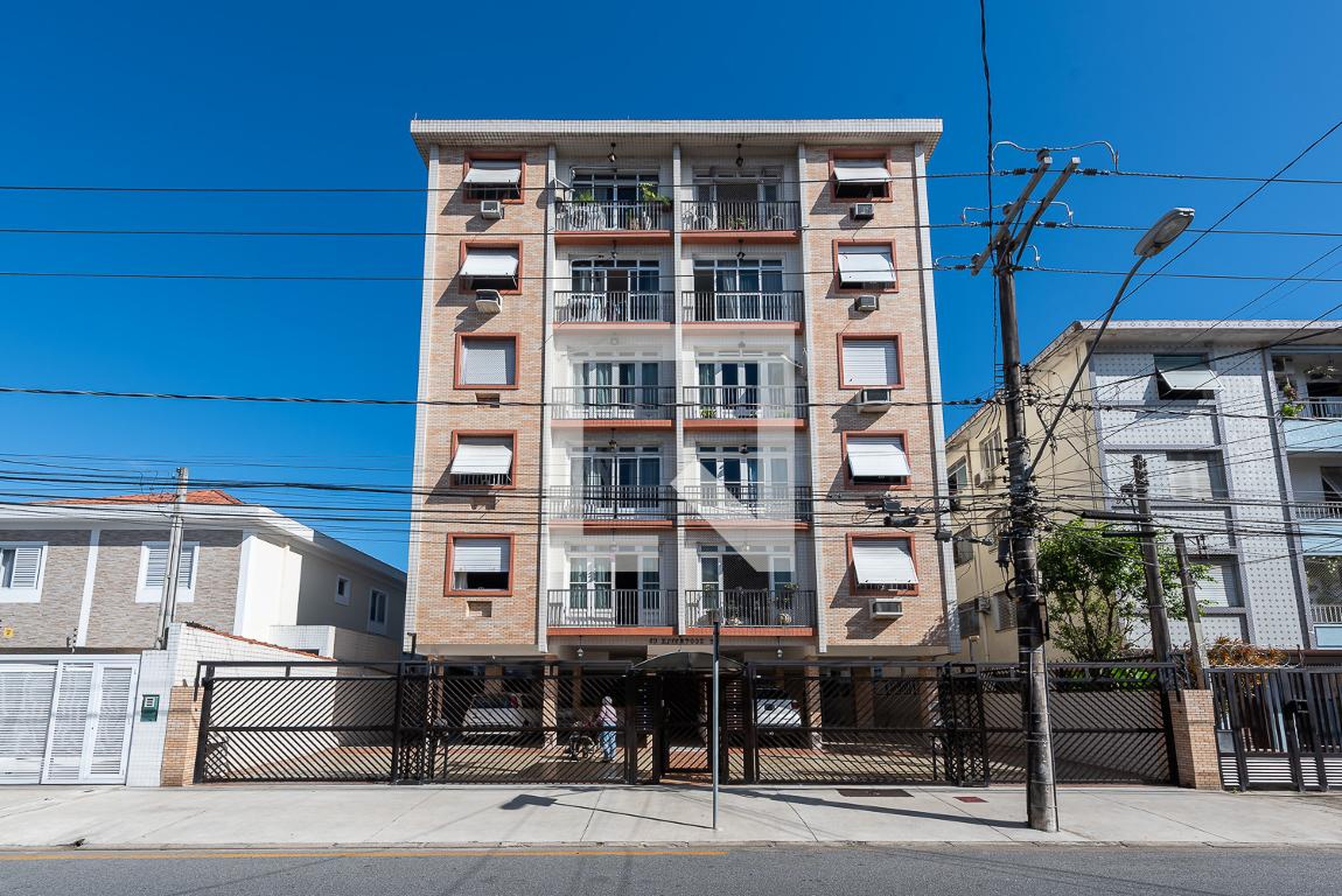 Fachada Condomínio em Rua Professor Torres Homem, 54