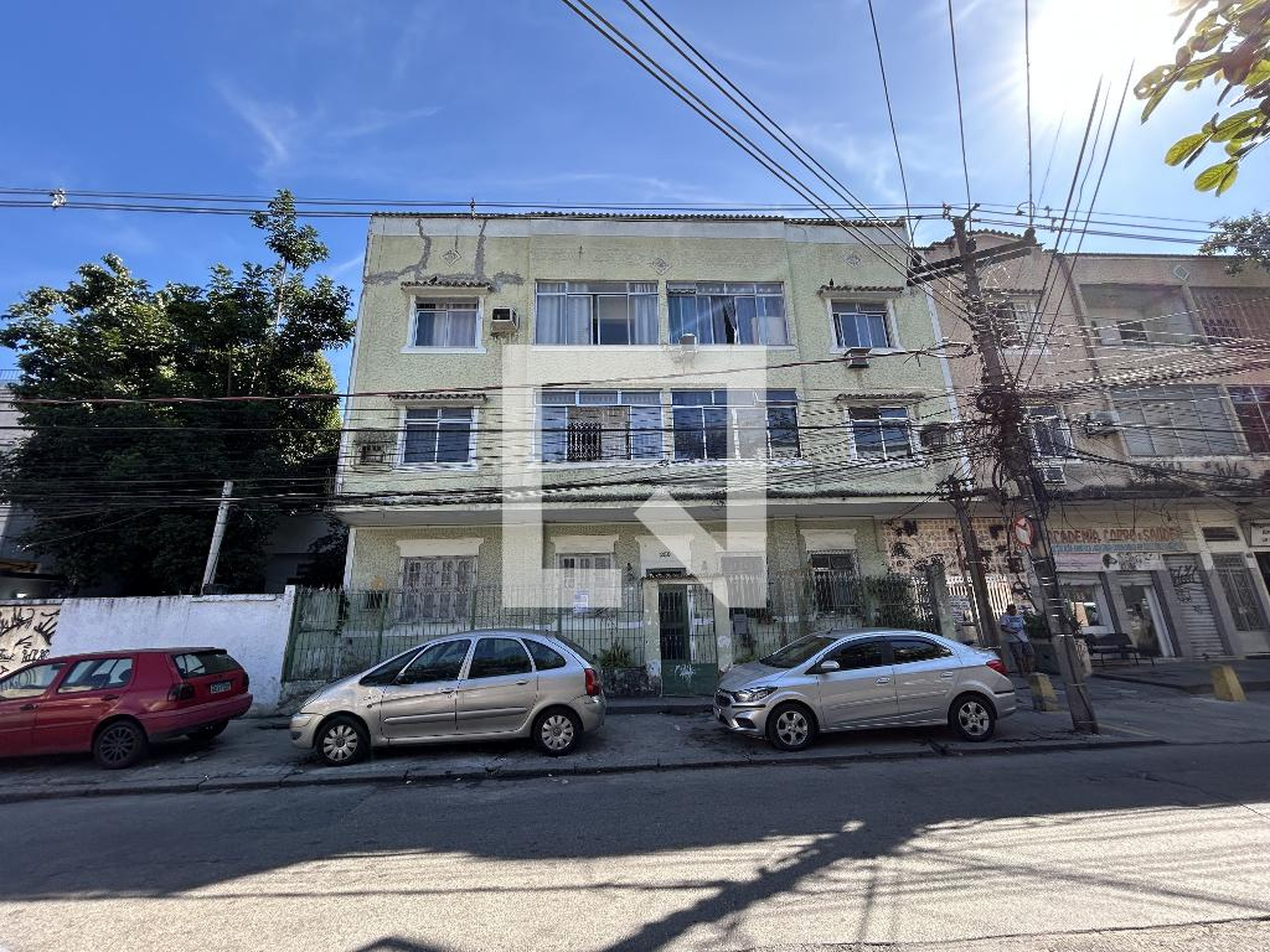 Fachada Condomínio em Rua Torres de Oliveira, 250