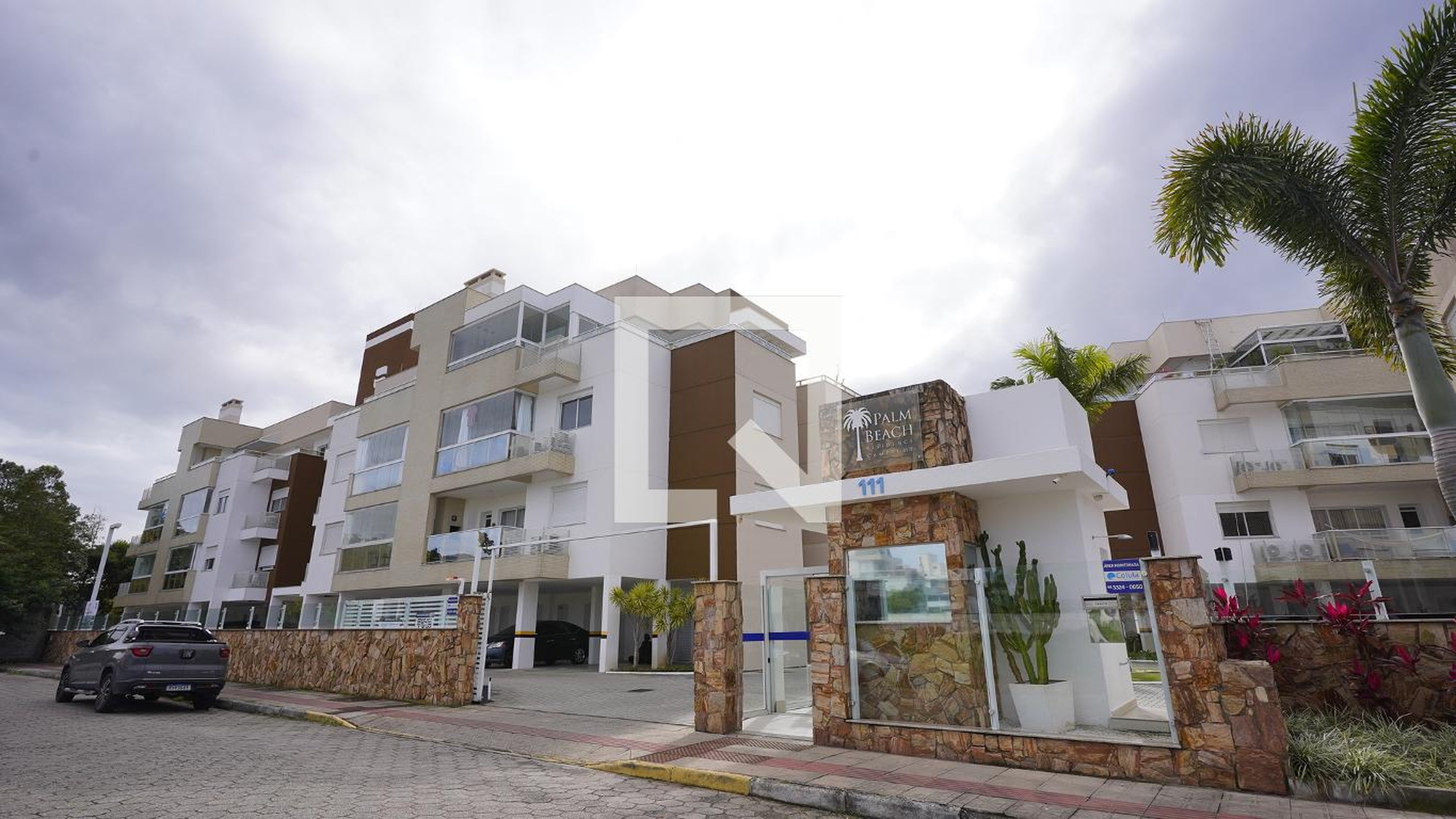 Fachada do condomínio Condomínio Palm Beach Residence