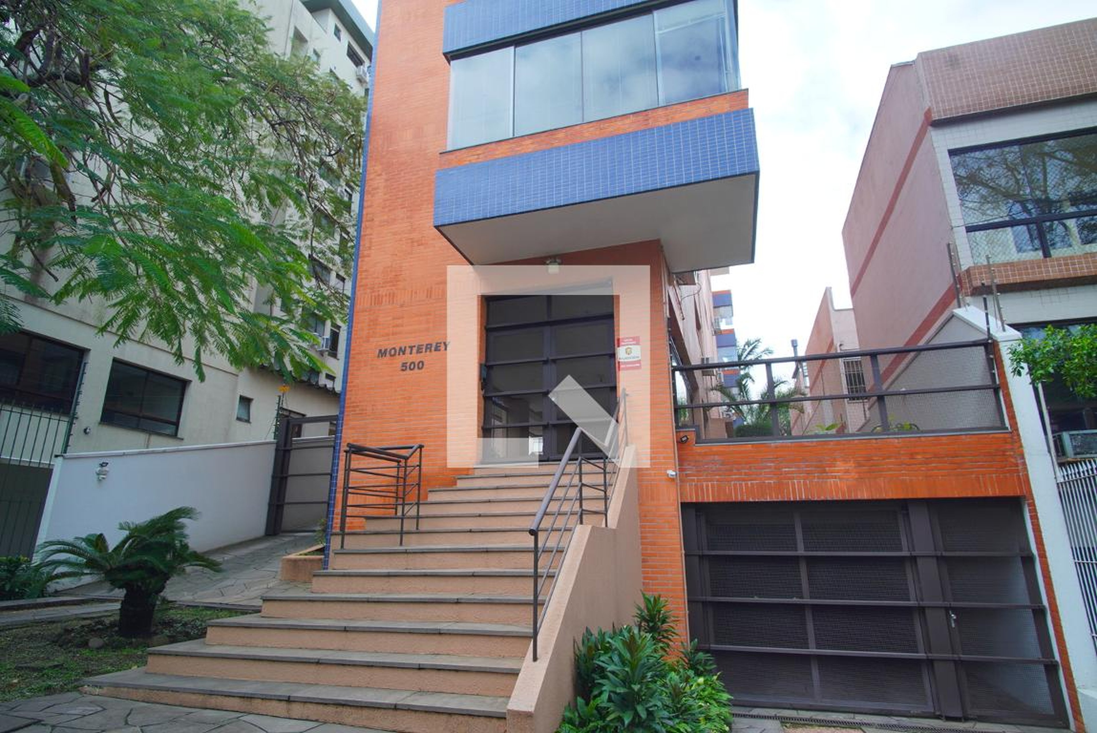 Fachada Condomínio em Rua Faria Santos, 500