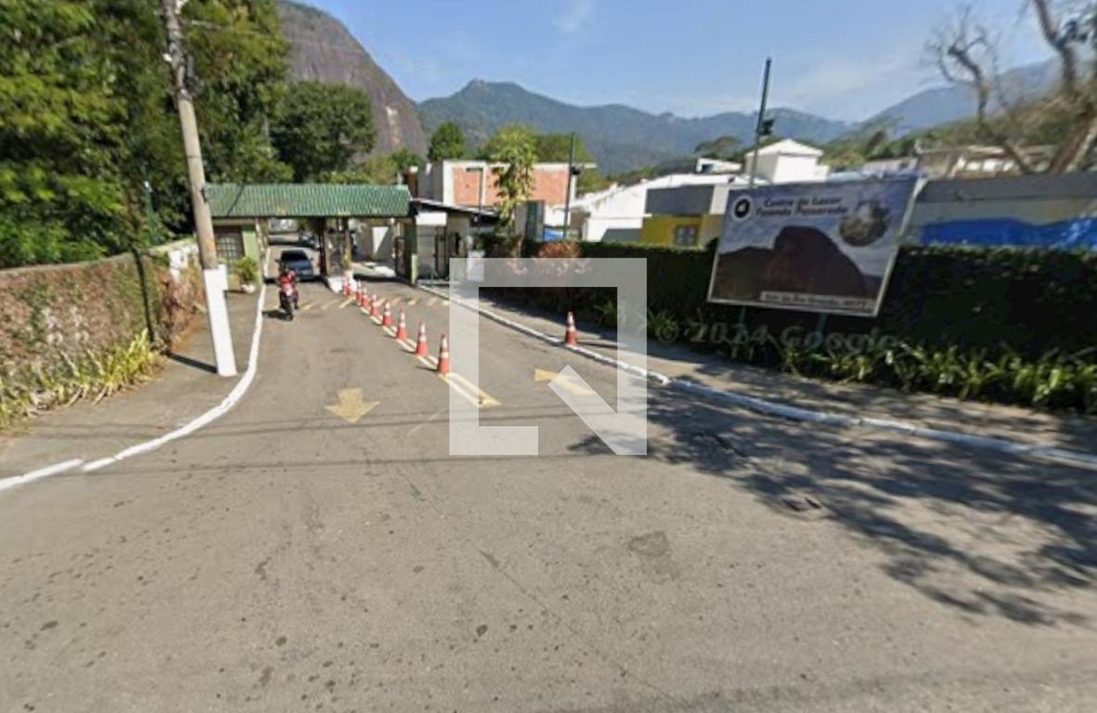 Fachada Condomínio em Rua Padre Agostinho Mendicute, 304