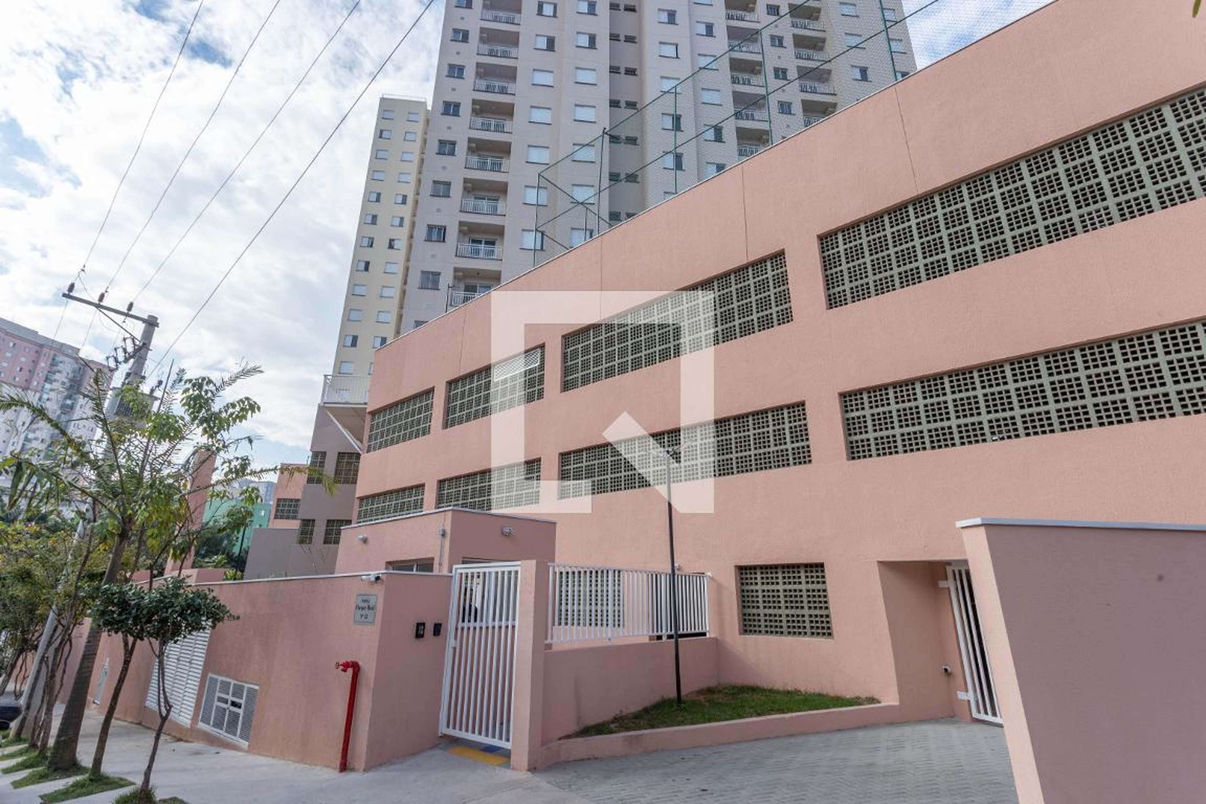 Fachada do condomínio Condomínio em Rua Almirante Cockrane, 35