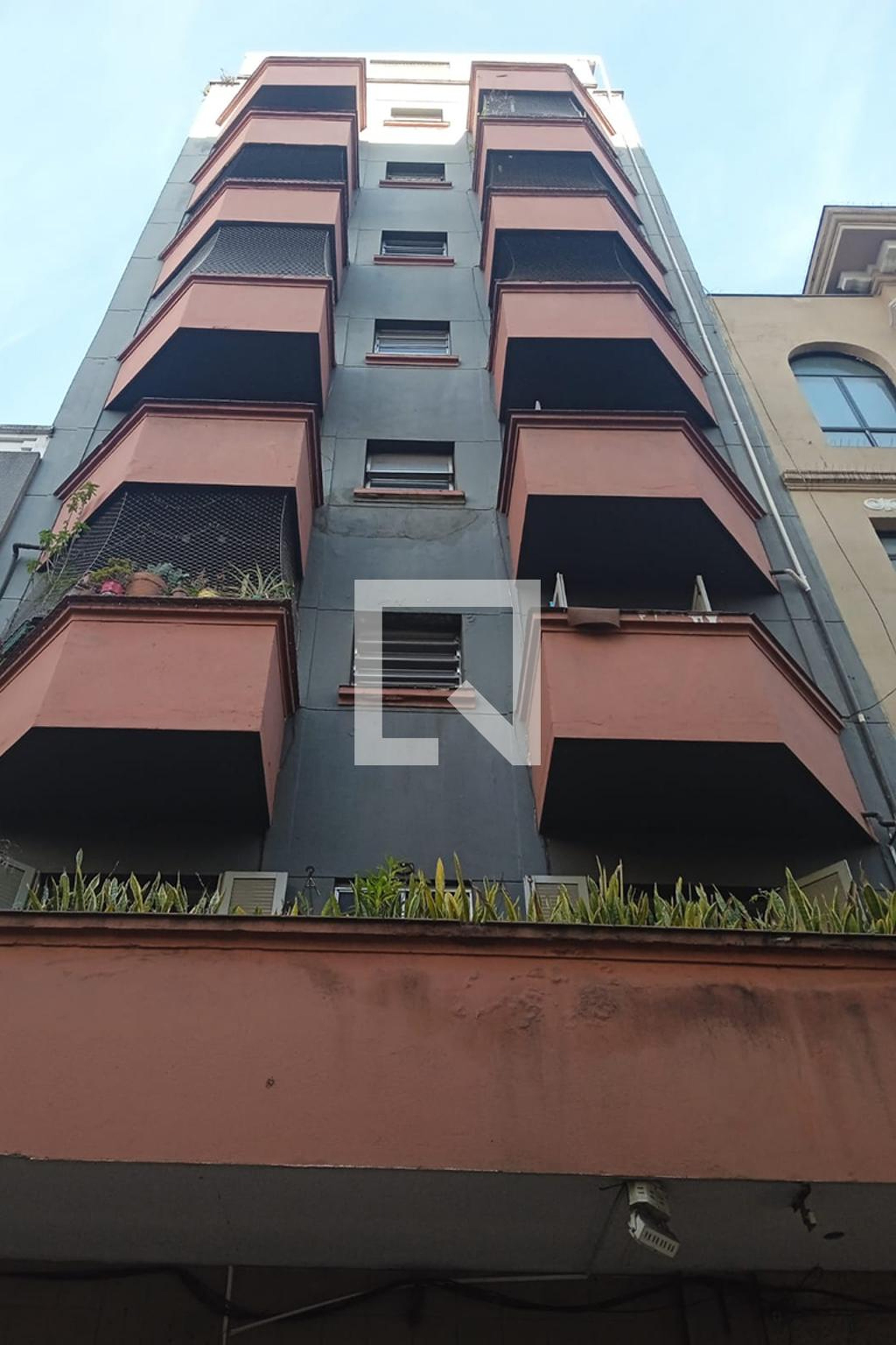 Fachada Condomínio em Rua das Palmeiras, 145