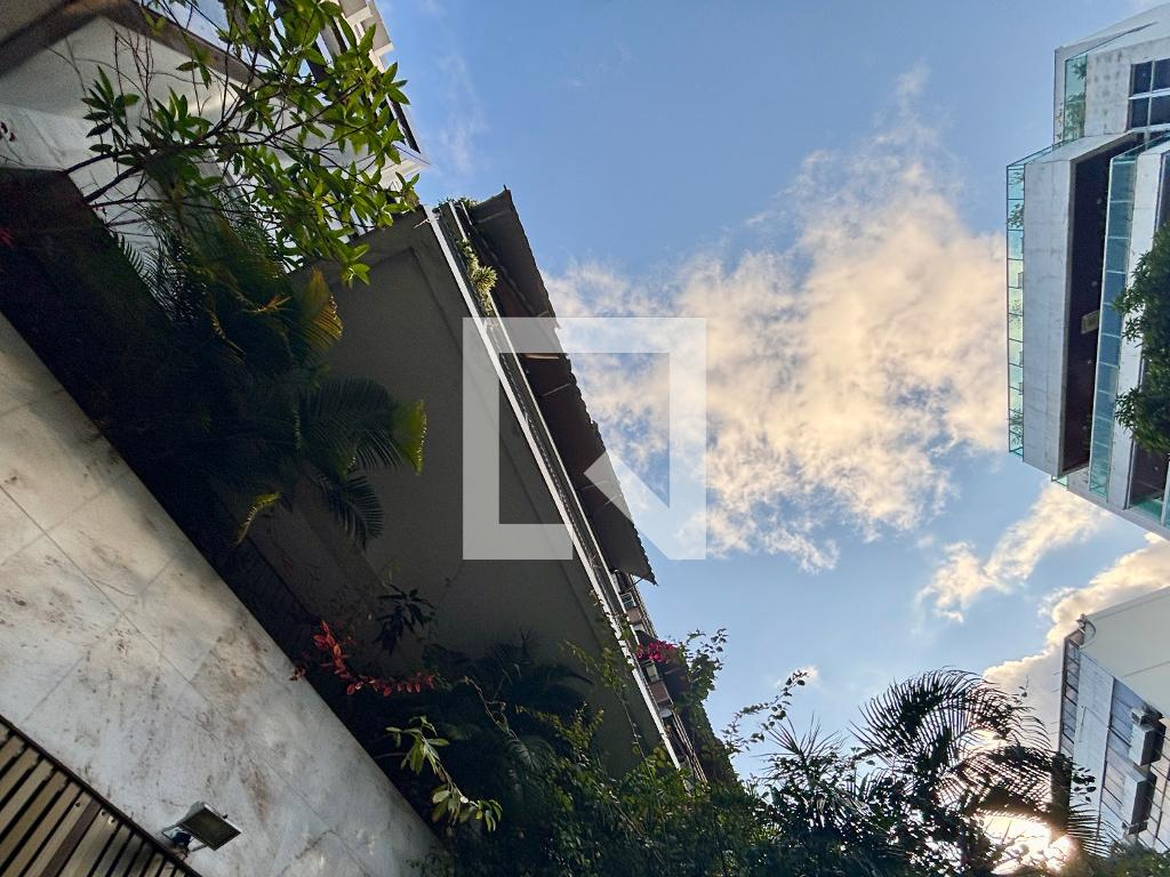 Fachada Condomínio em Rua Nascimento Silva, 451