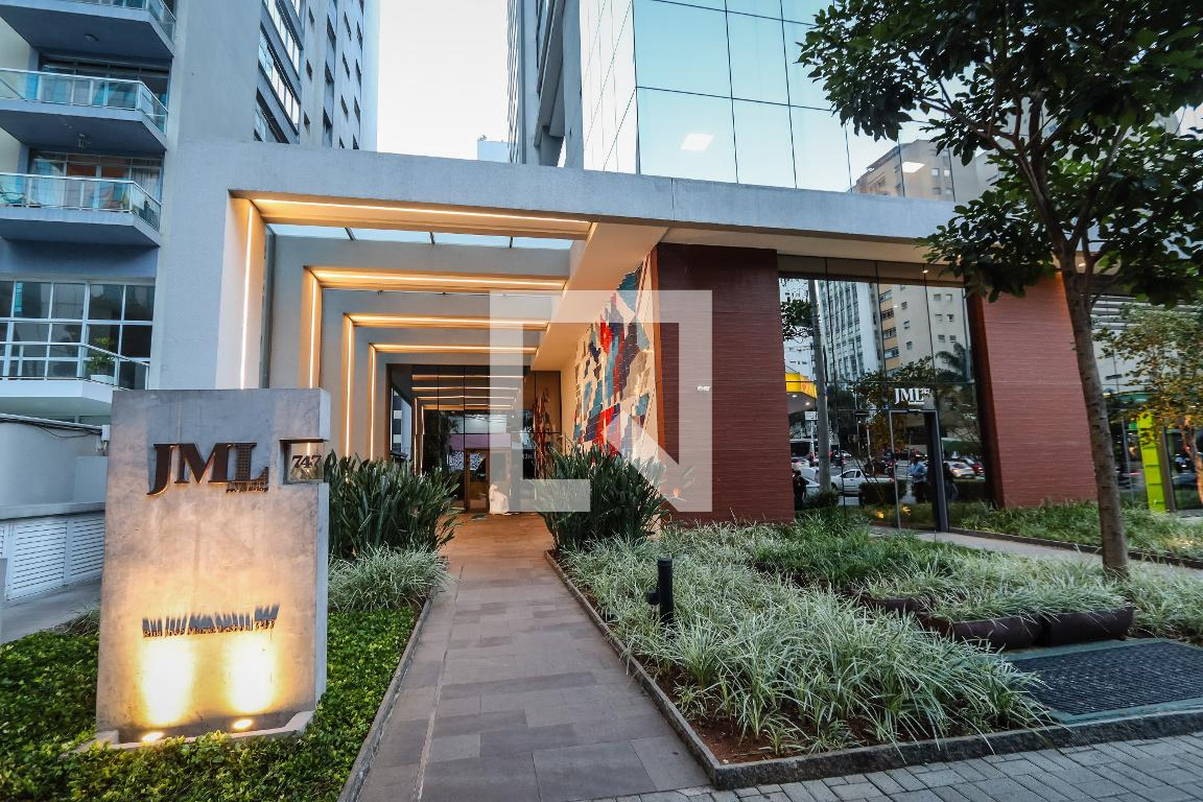 Fachada do Prédio Condomínio JML 747 por JFL Living