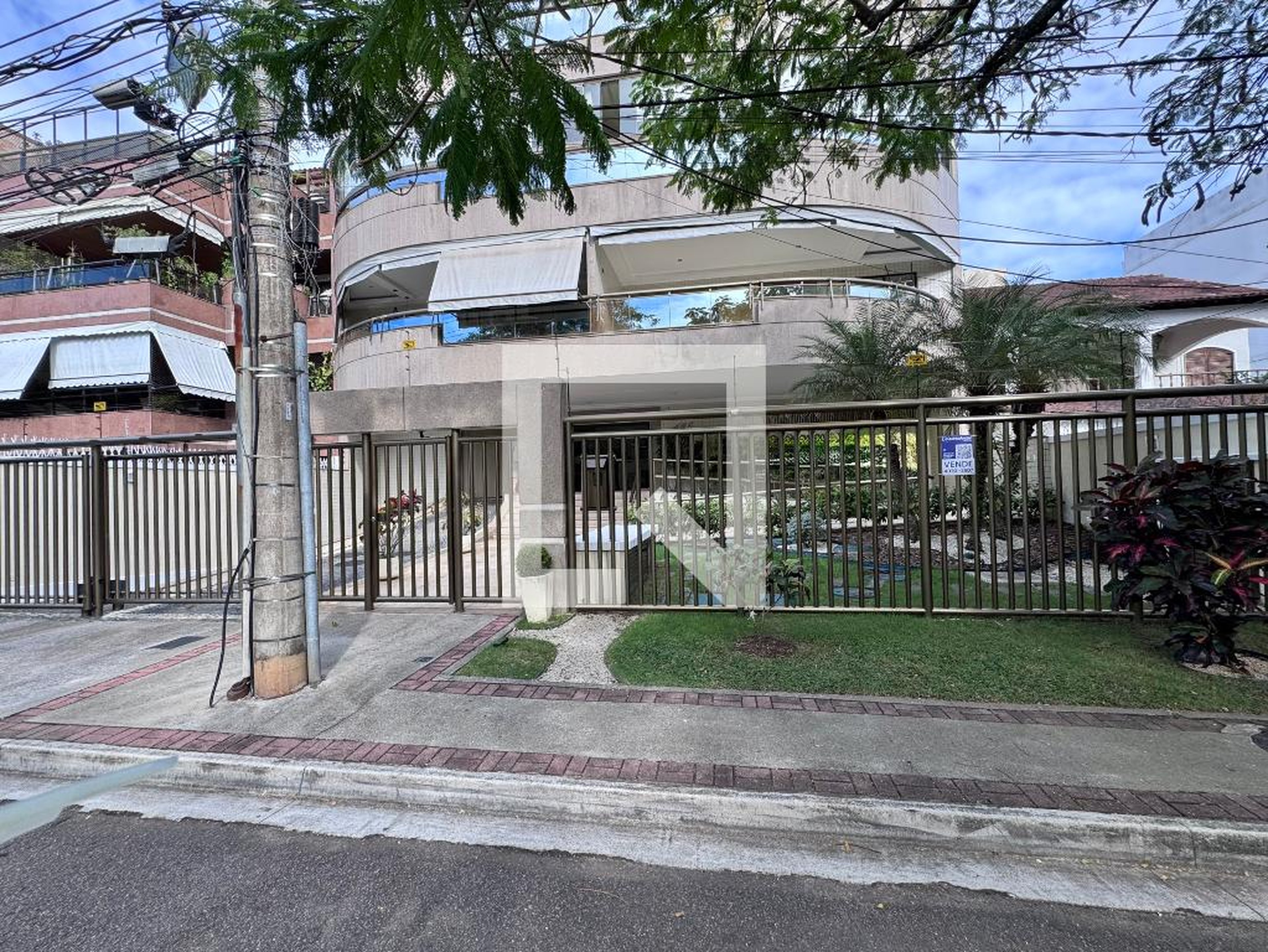 Fachada Condomínio em Rua Roberval Cordeiro de Farias, 135