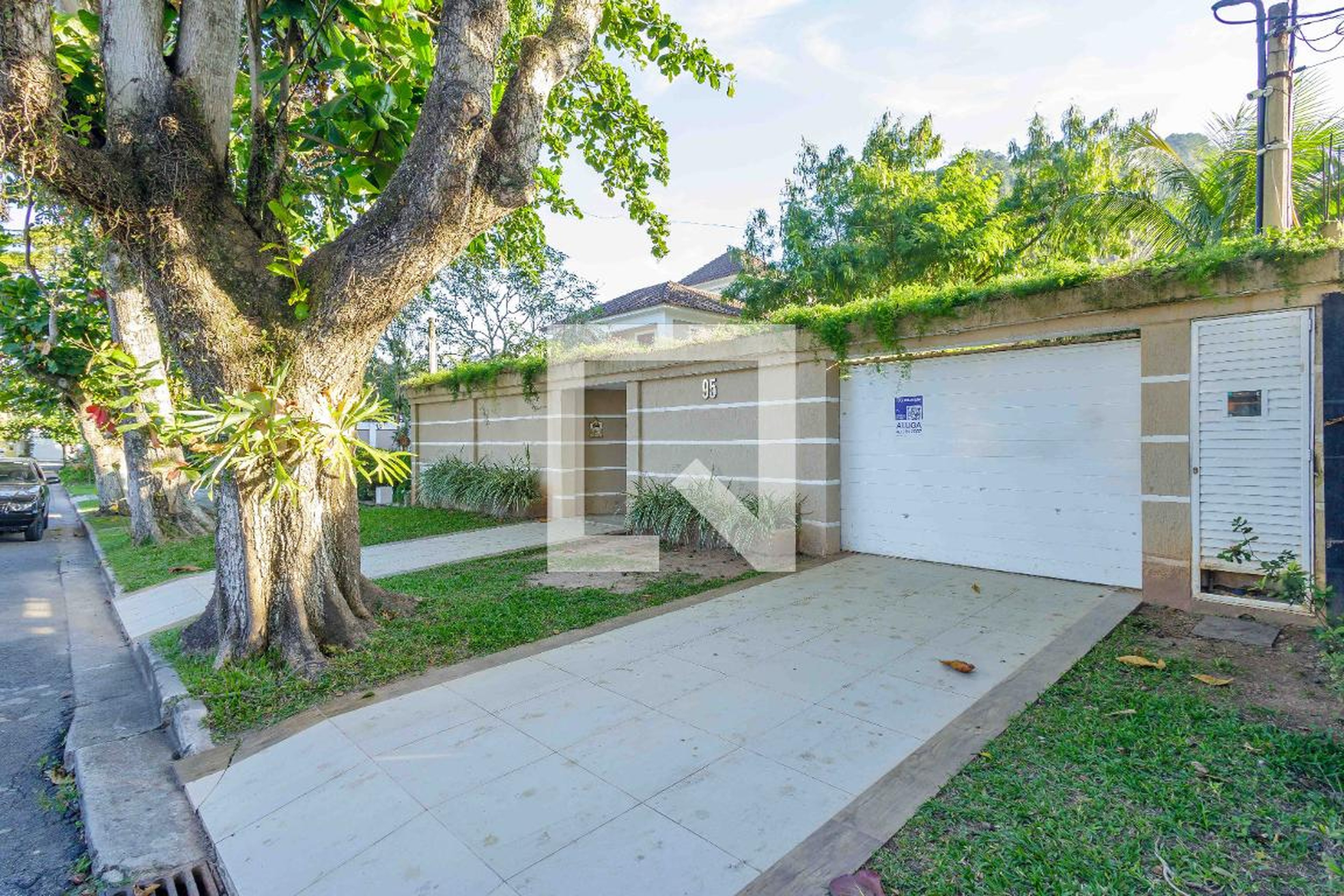 Fachada Condomínio em Rua Januário José Pinto de Oliveira, 95