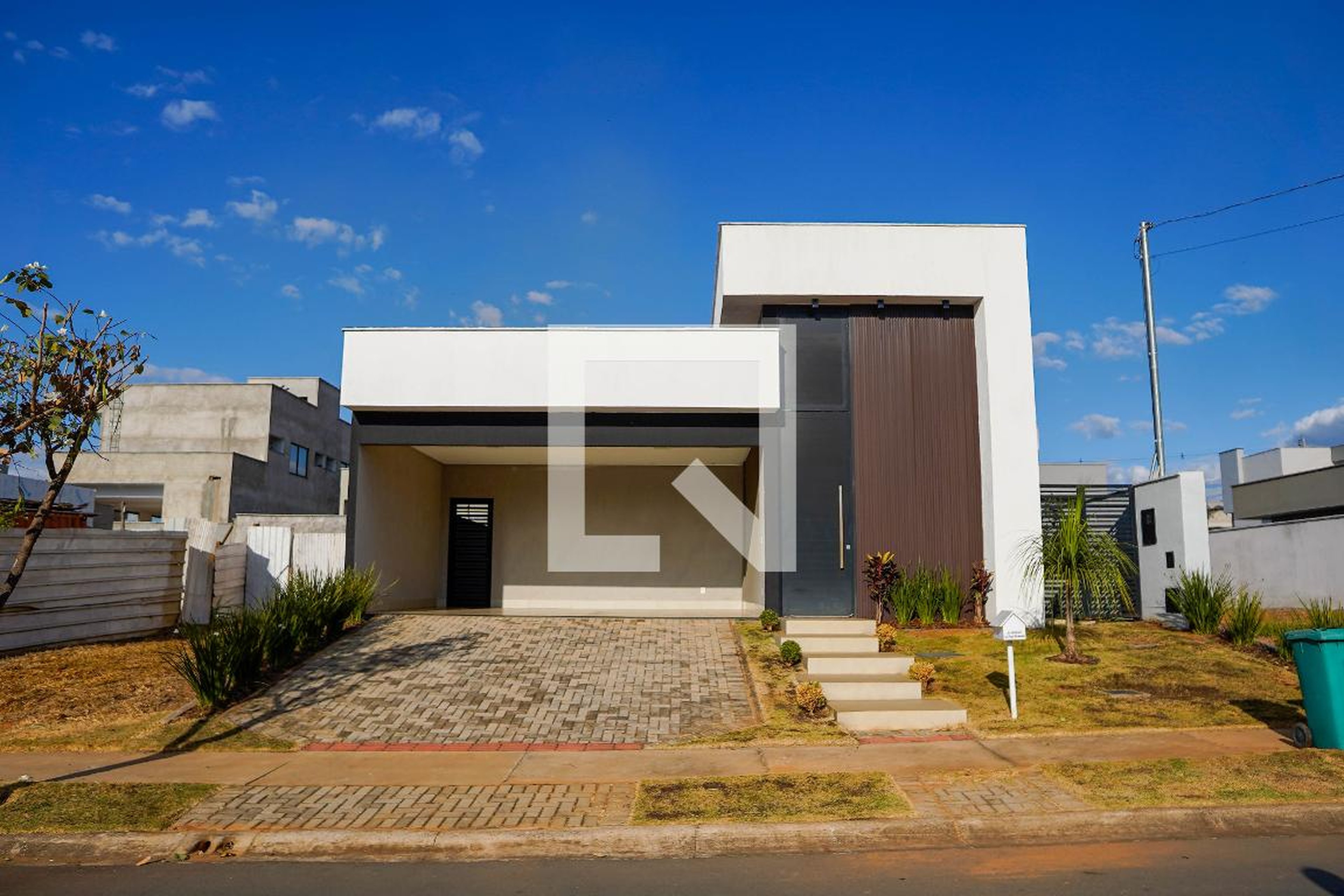 Fachada Condomínio em Rua Jota, 2