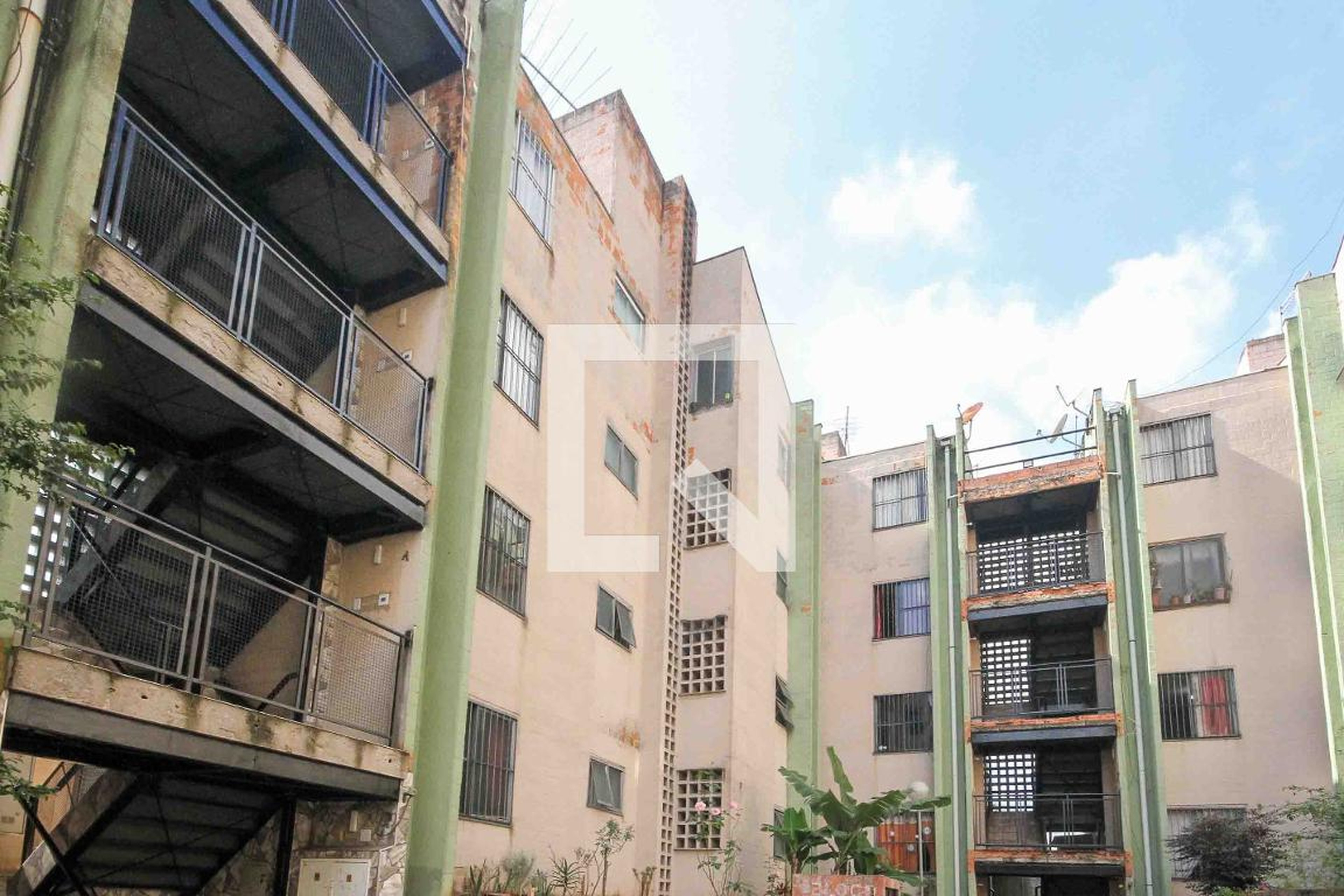 Fachada Condomínio em Rua Jim Backus, 200