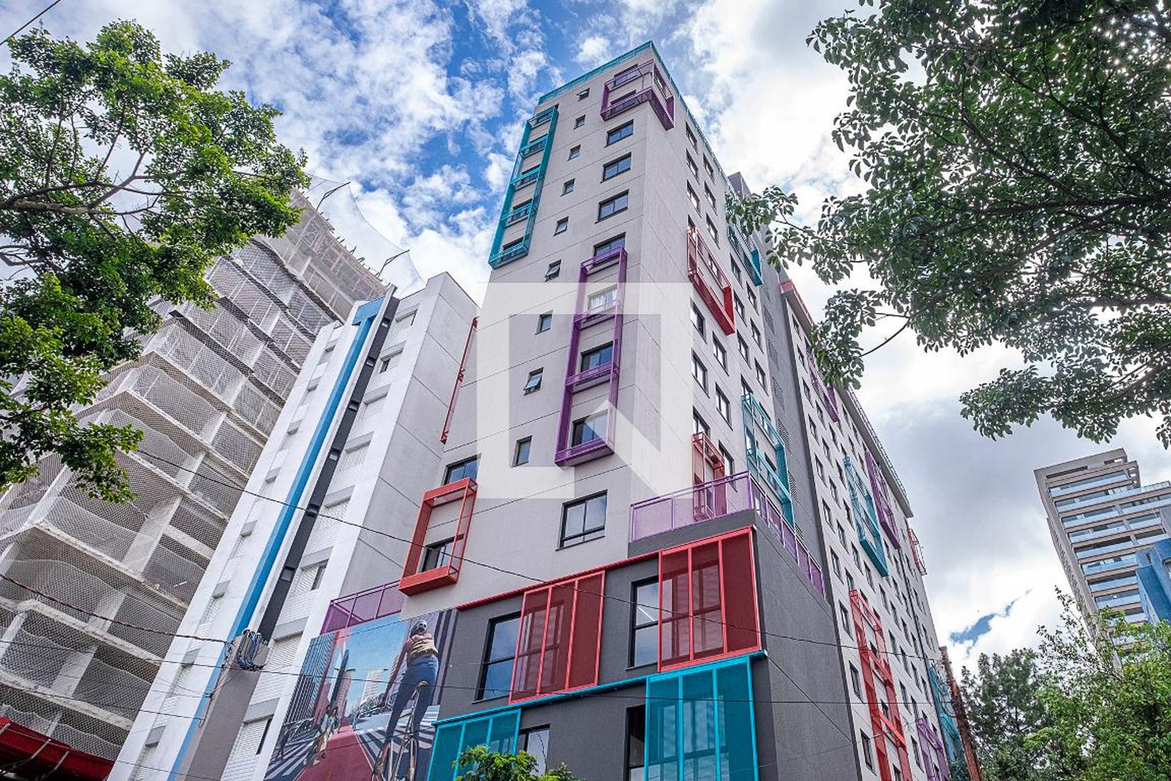 Fachada Condomínio em Rua Alves Guimarães, 1349