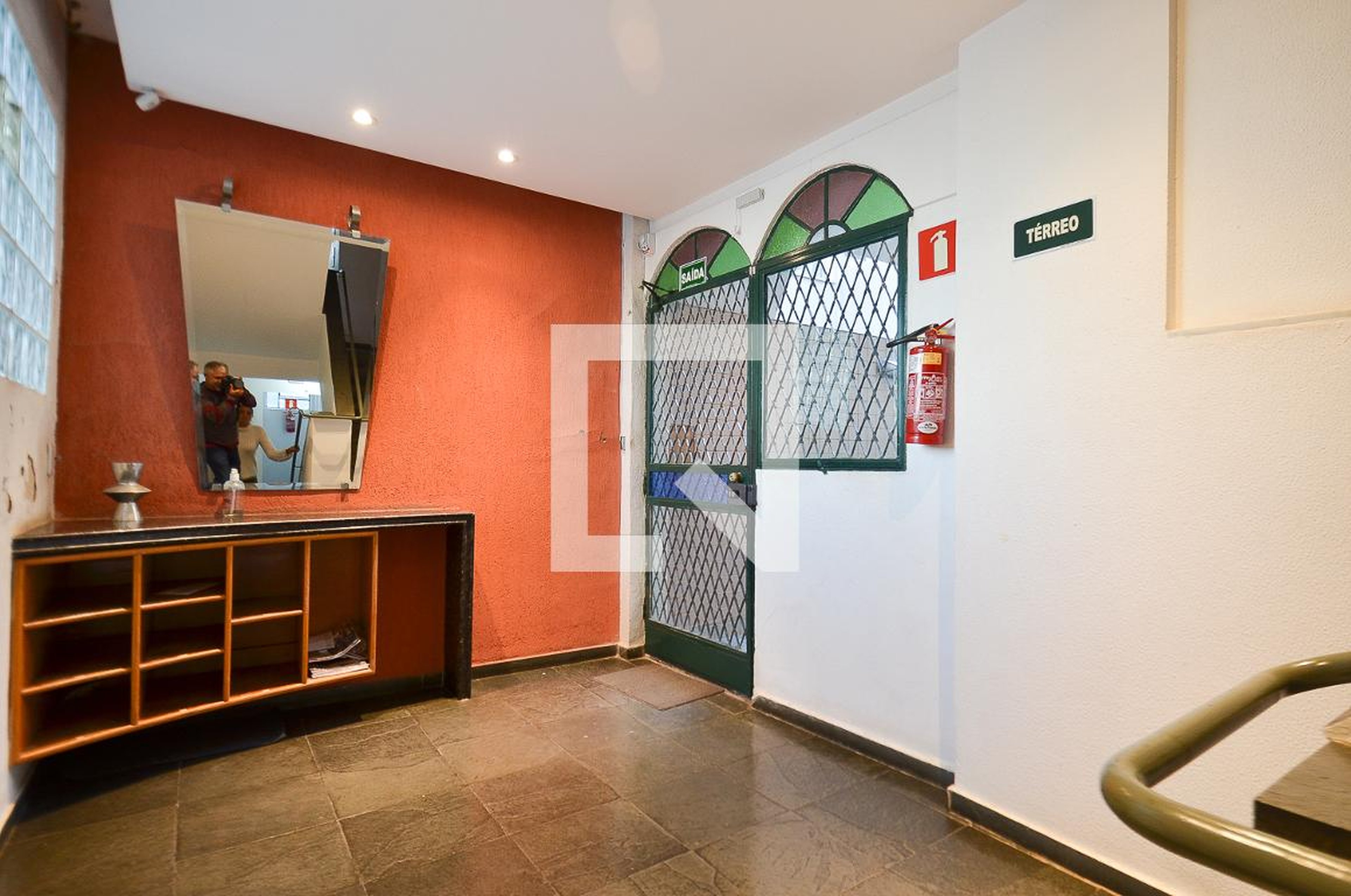 Hall de entrada Condomínio em Rua Pedro José Moreira, 75