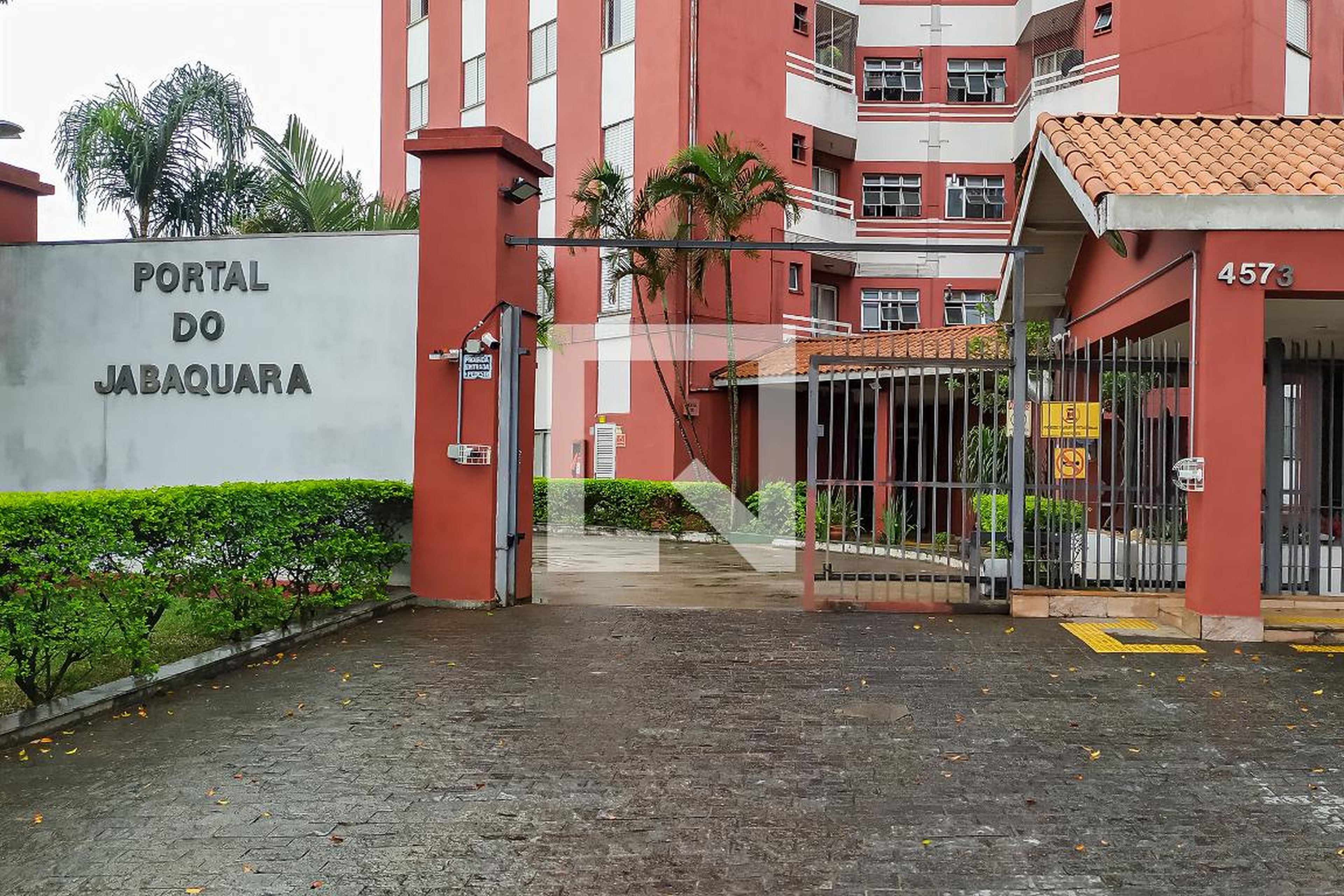 Fachada Condomínio em Avenida Engenheiro Armando de Arruda Pereira, 3879