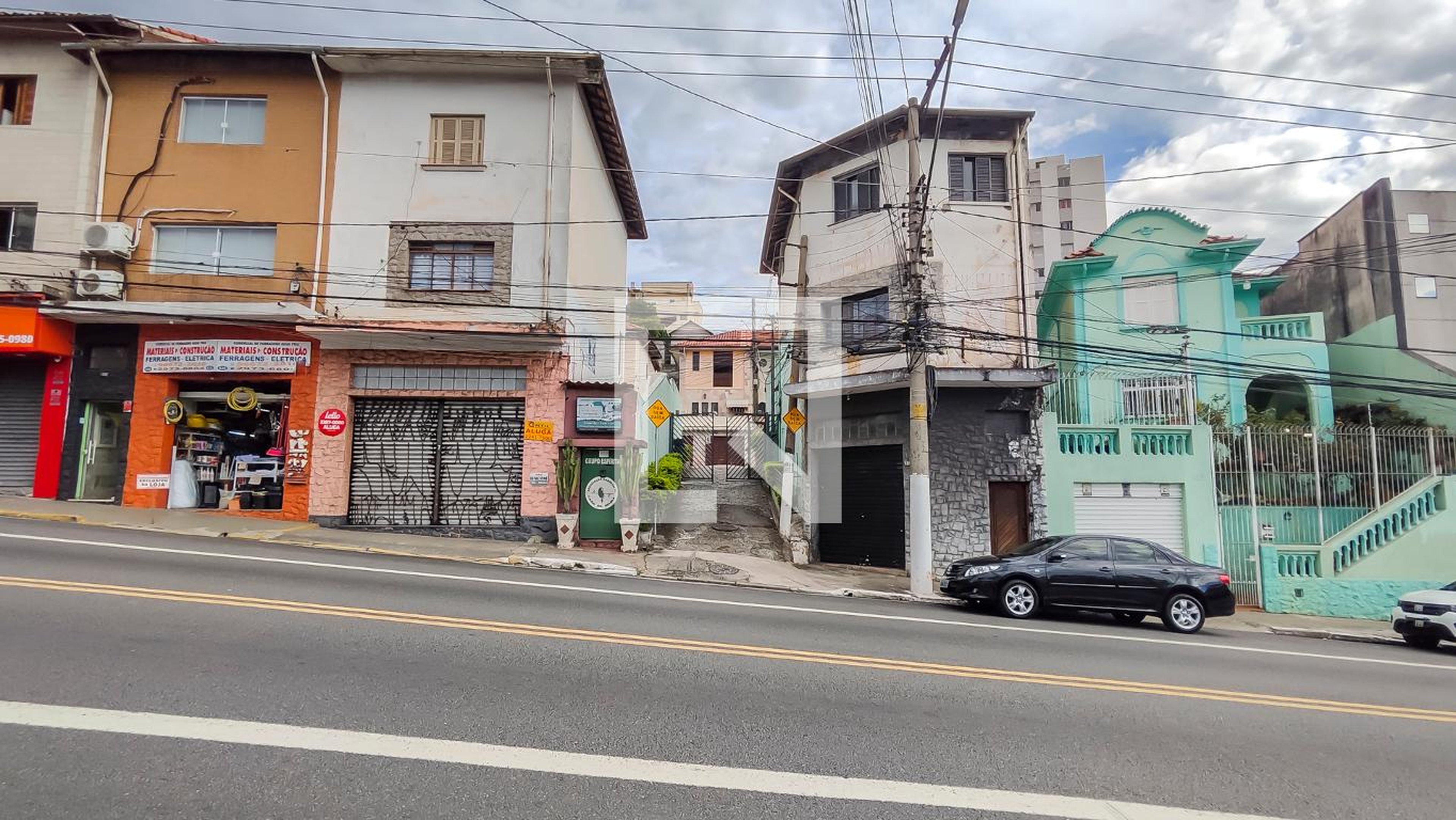Fachada do Condomínio Condomínio em Avenida Água Fria, 645