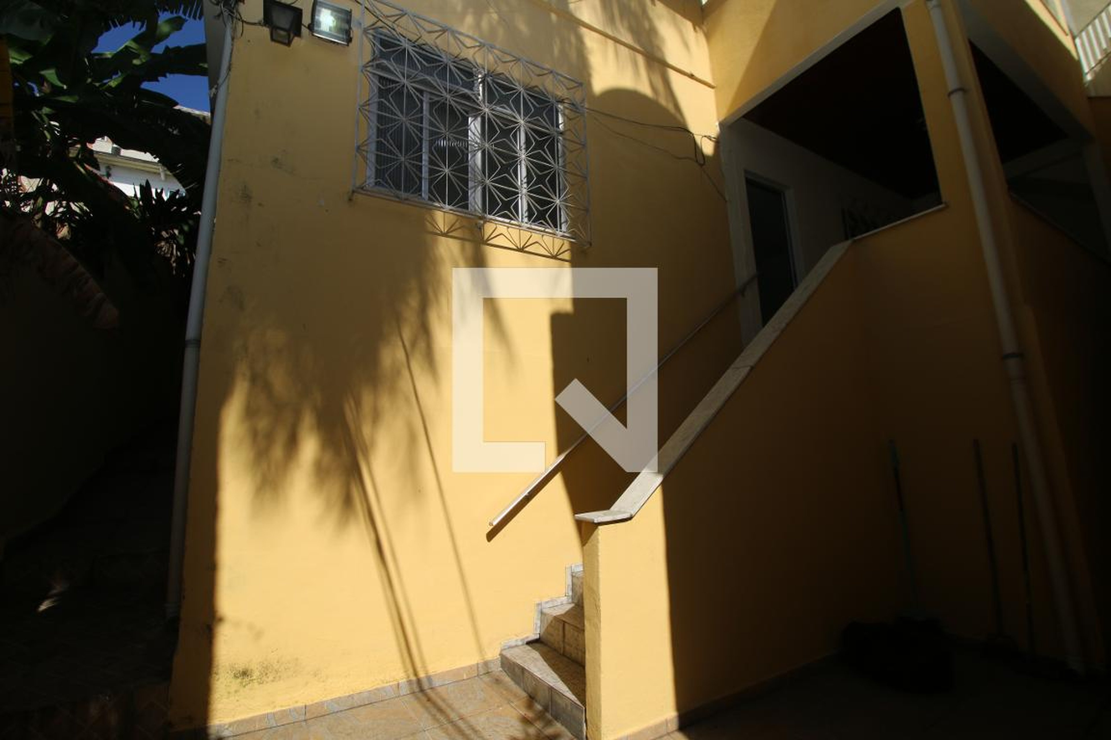 Fachada Condomínio em Rua Castro Menezes, 233