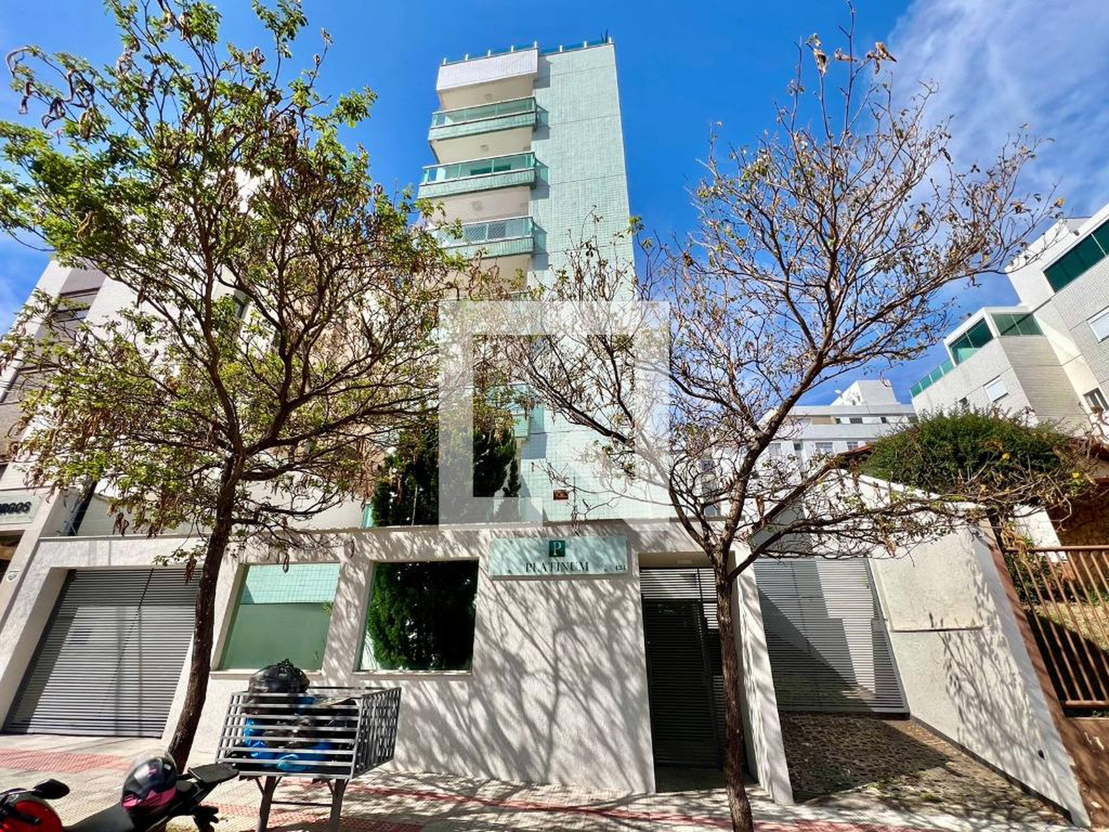 Fachada Condomínio em Rua Castelo de Óbidos, 424