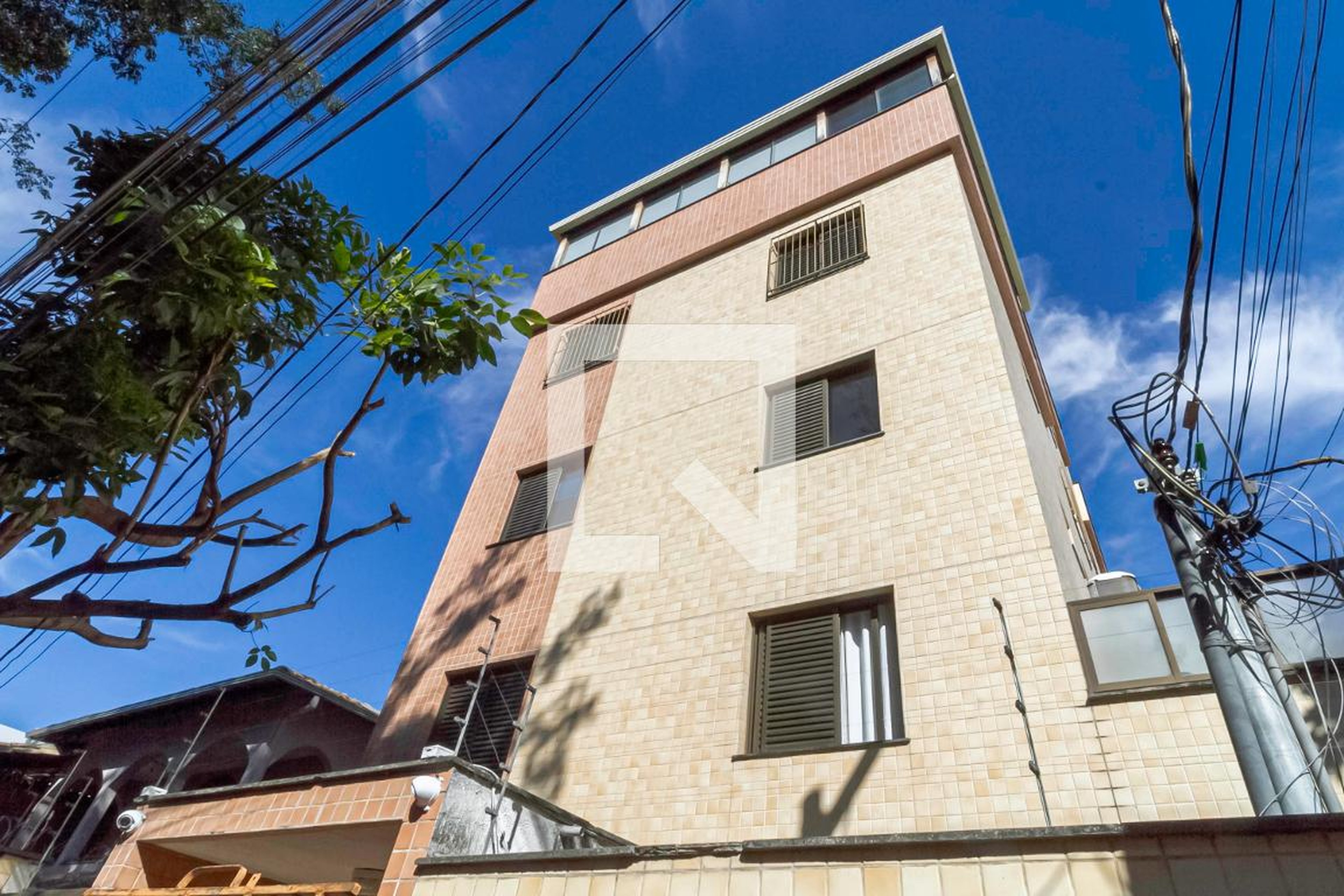 Fachada Condomínio em Rua dos Crenaques, 385