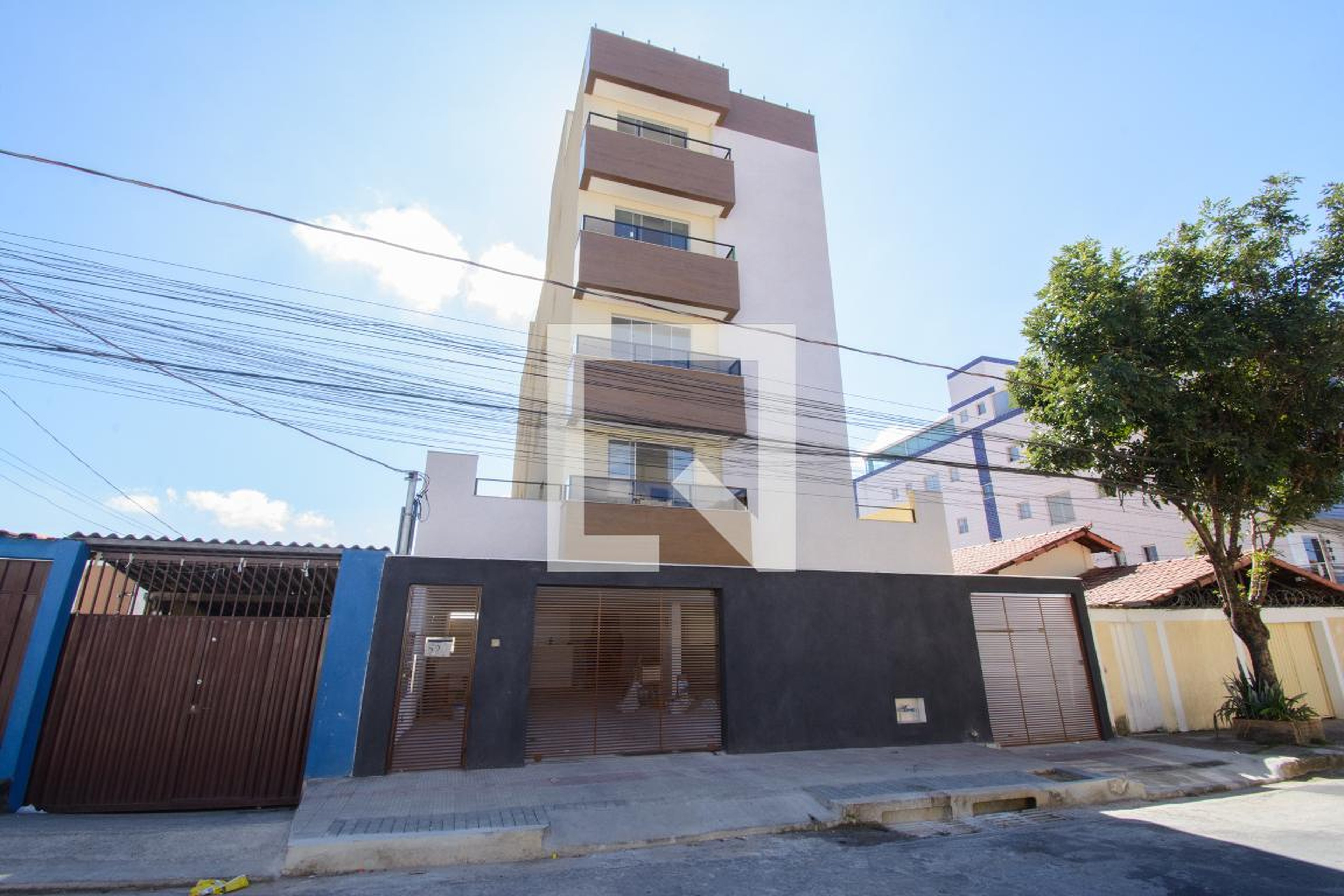 Fachada Condomínio em Rua Rio São Lourenço, 524