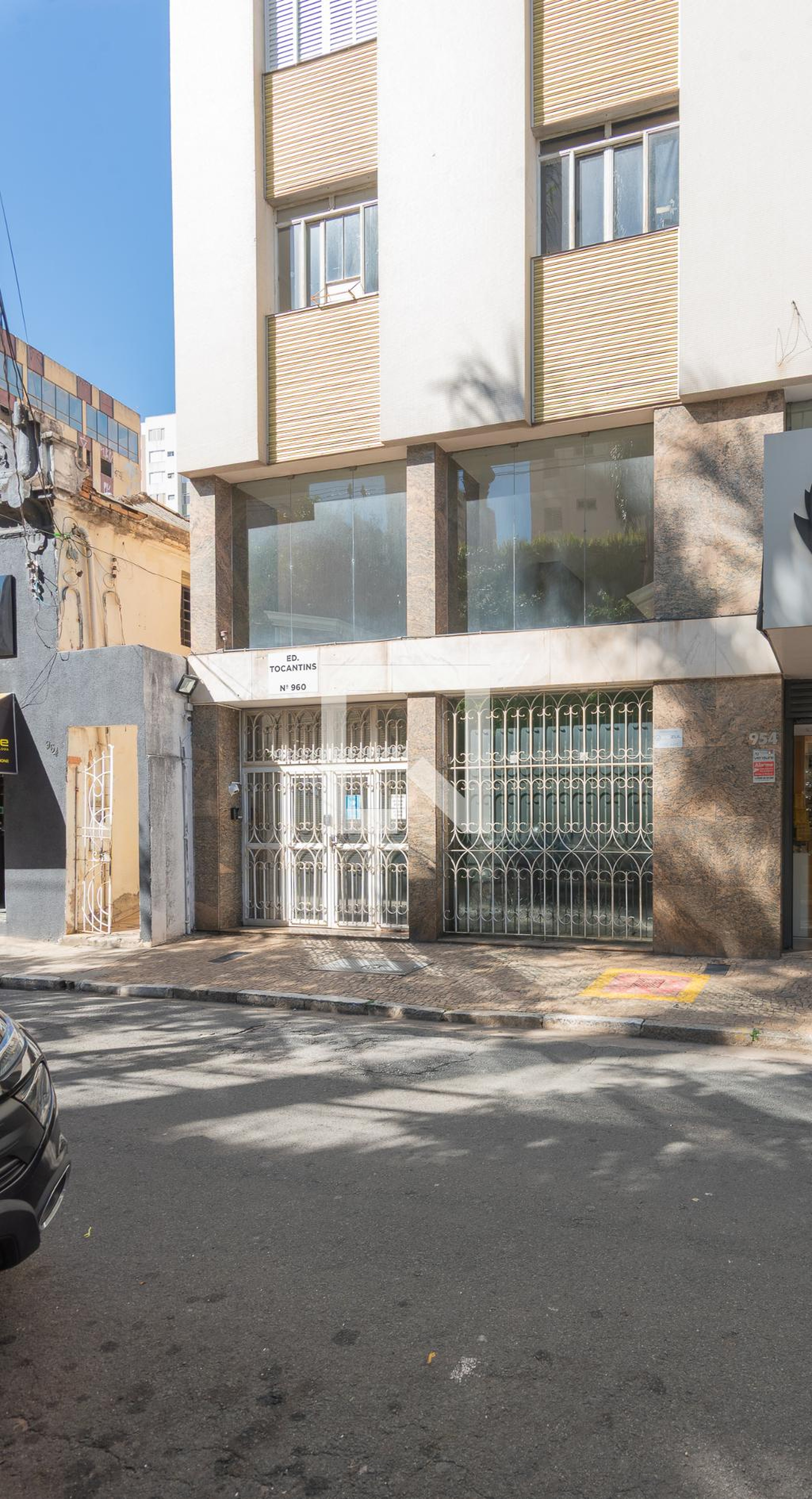 Fachada Condomínio em Rua Ferreira Penteado, 960