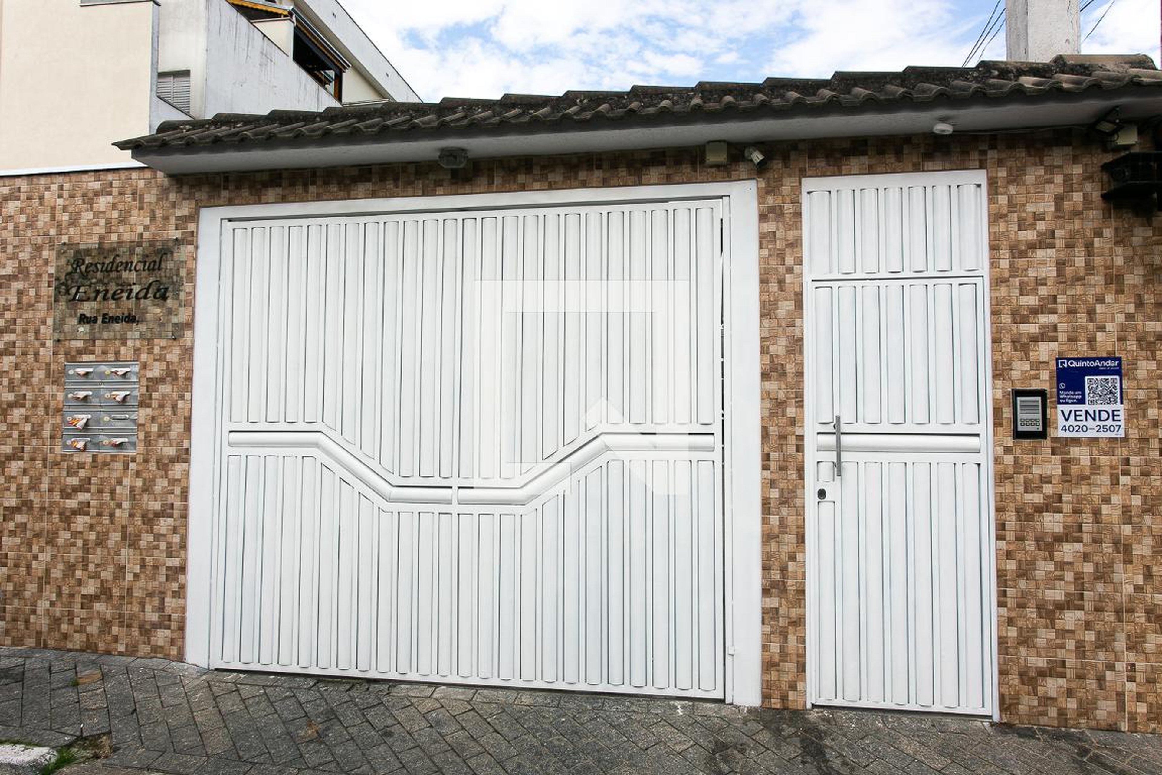 Fachada do Condomínio Condomínio em Rua Eneida, 44