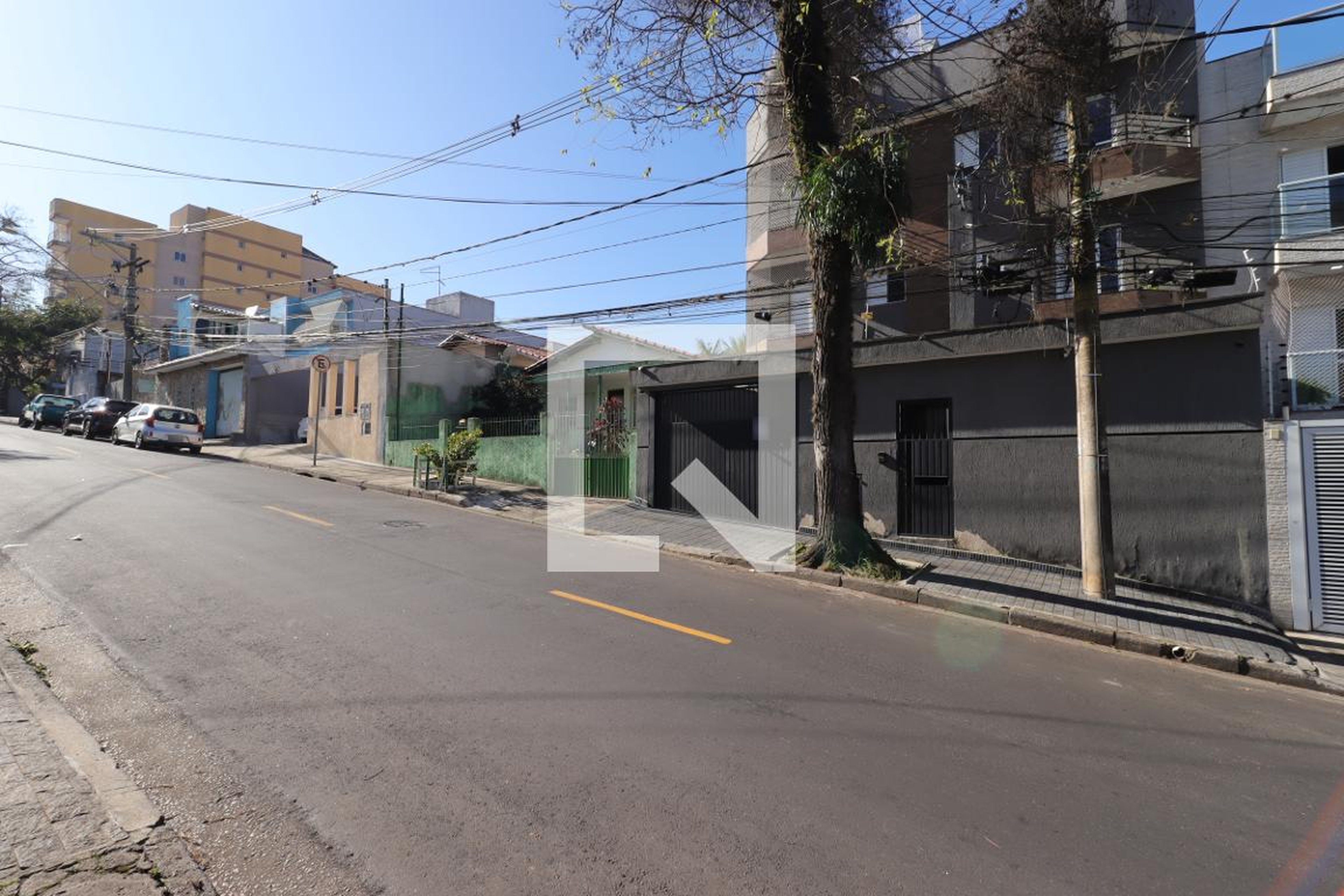 Fachada Condomínio em Rua Abernesia, 180