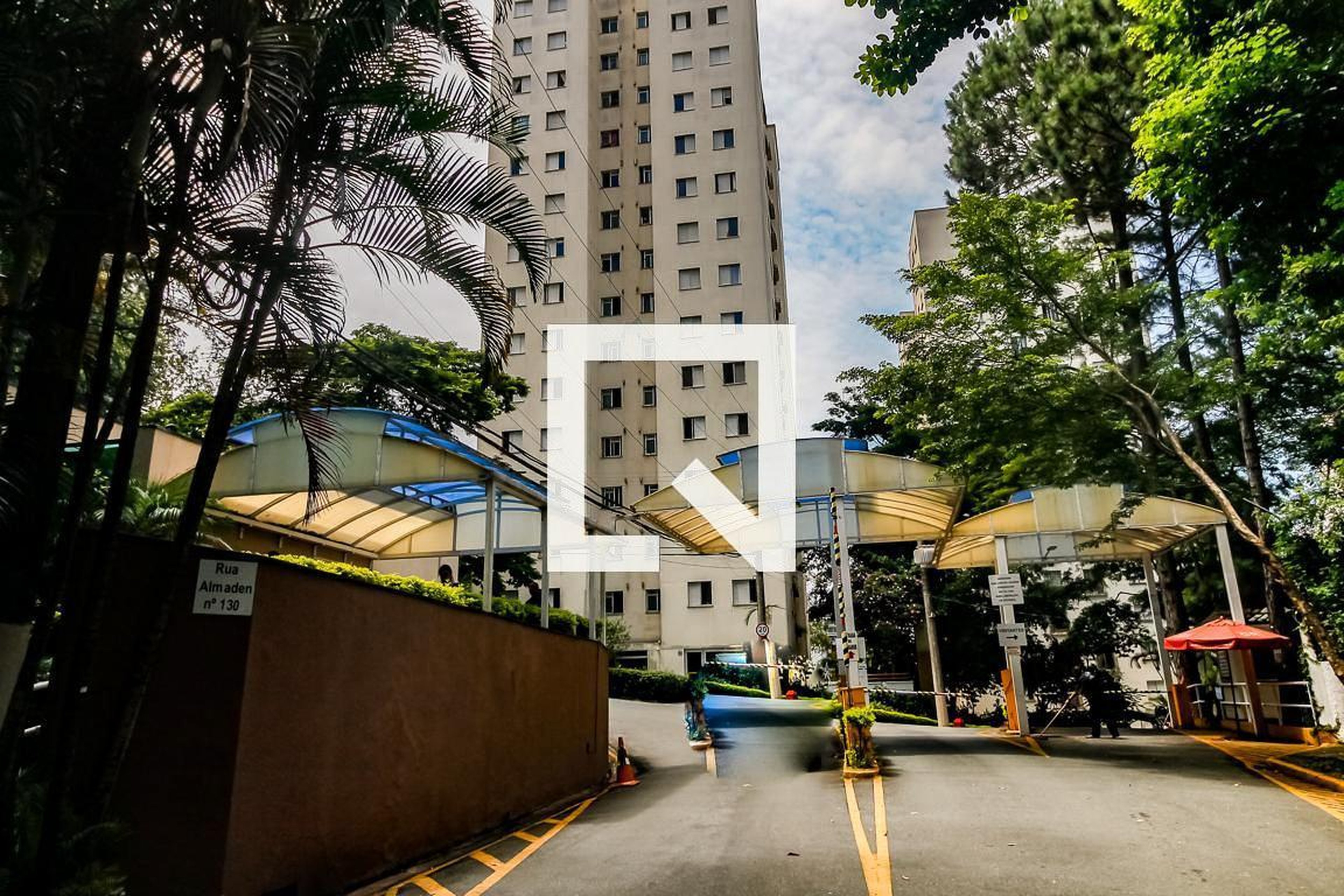 Fachada Condomínio em Rua Almaden, 90