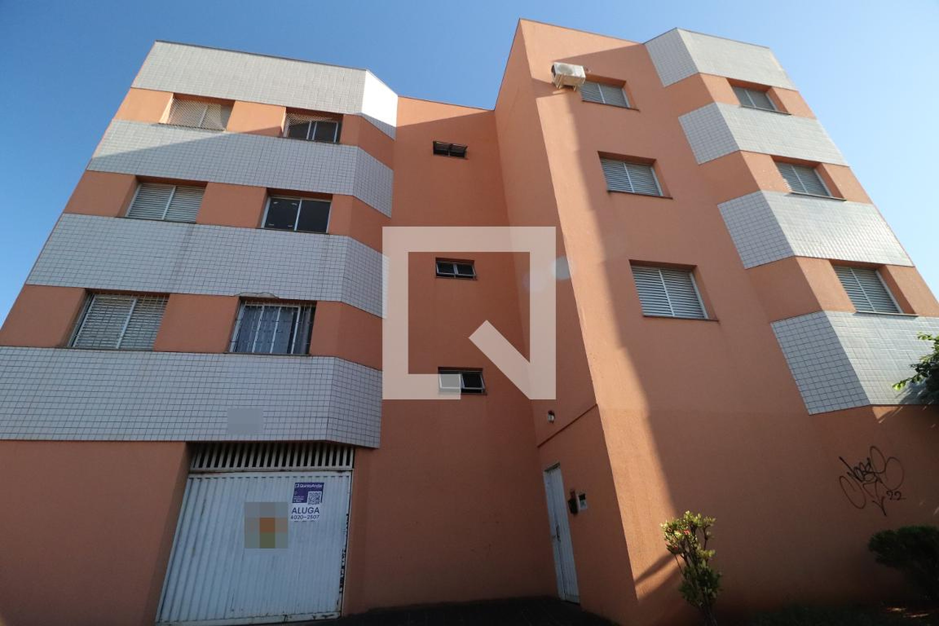 Fachada Condomínio em Rua Eduardo de Oliveira, 765