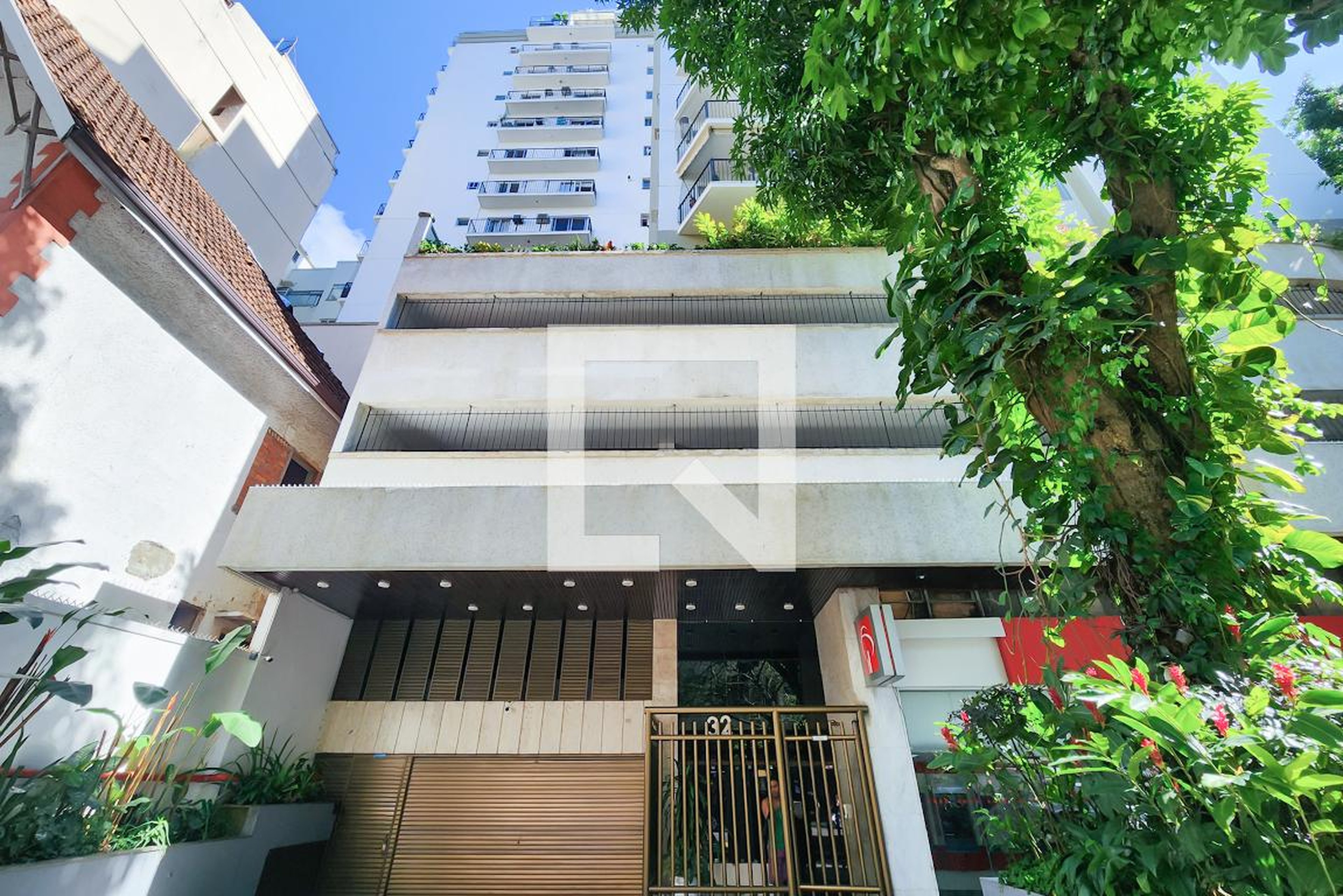 Fachada Condomínio em Rua General Glicério, 42