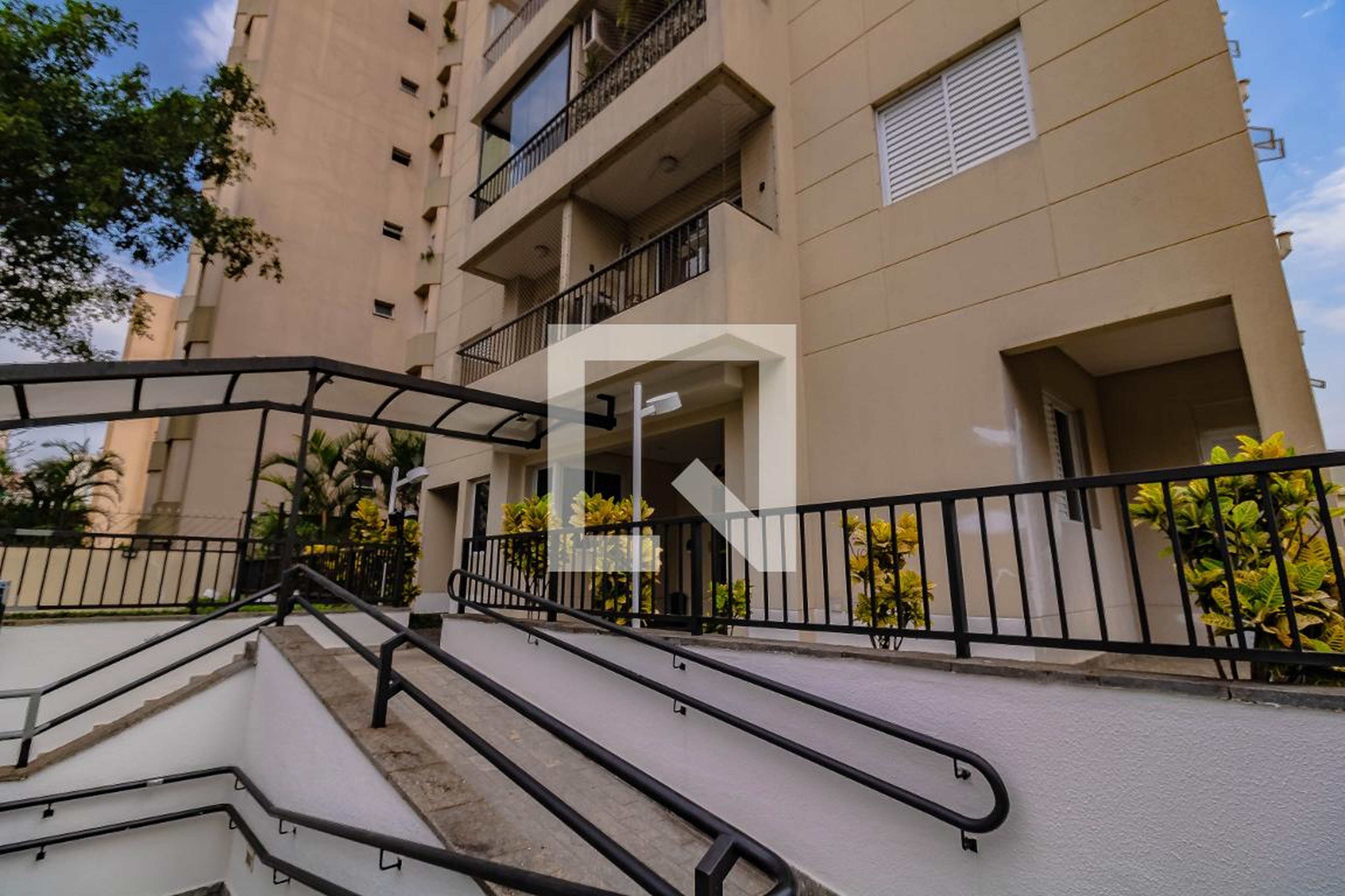 Fachada Condomínio em Rua Catulo da Paixão Cearense, 49