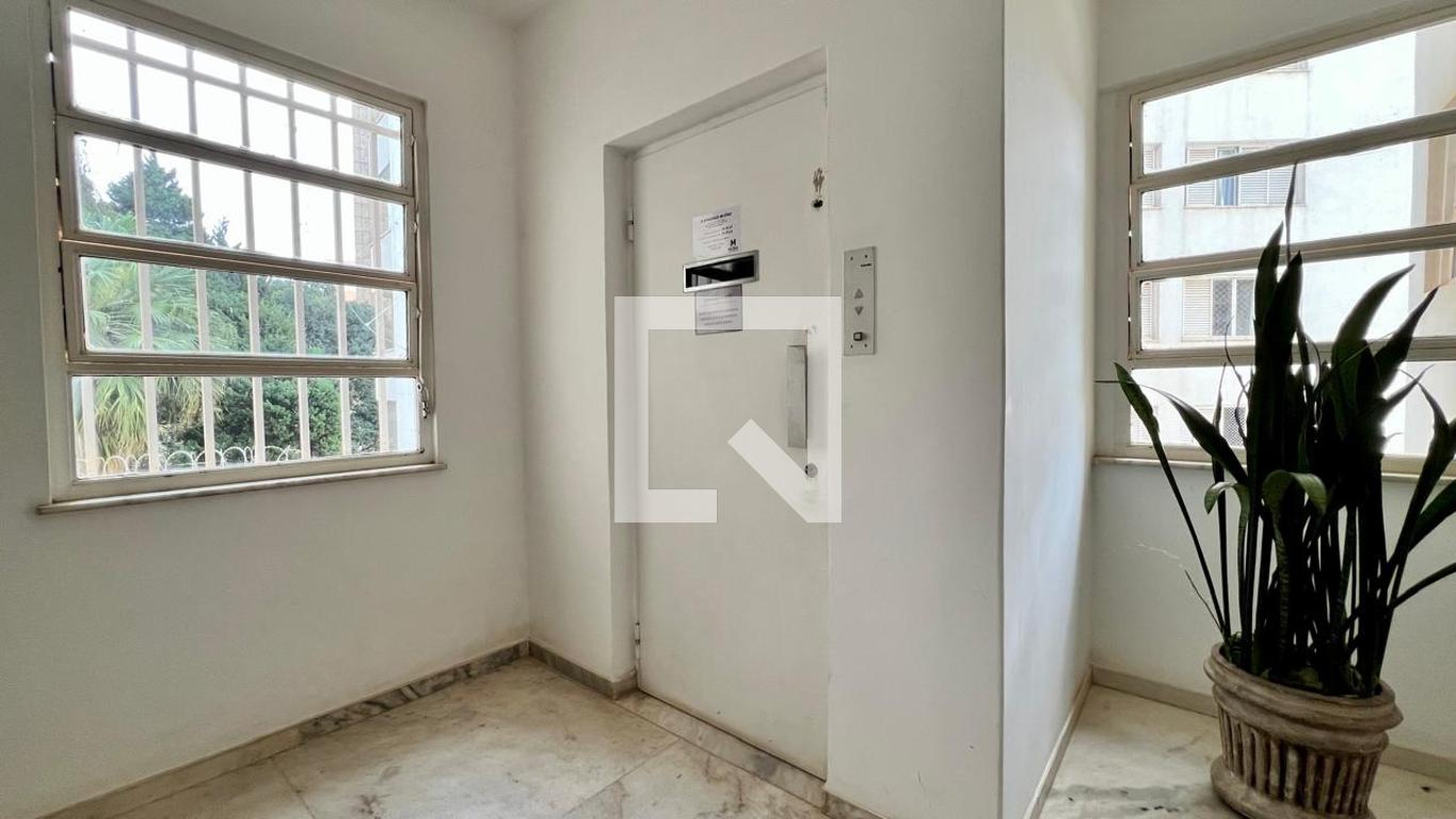 Hall de entrada Condomínio em Avenida dos Bandeirantes, 715